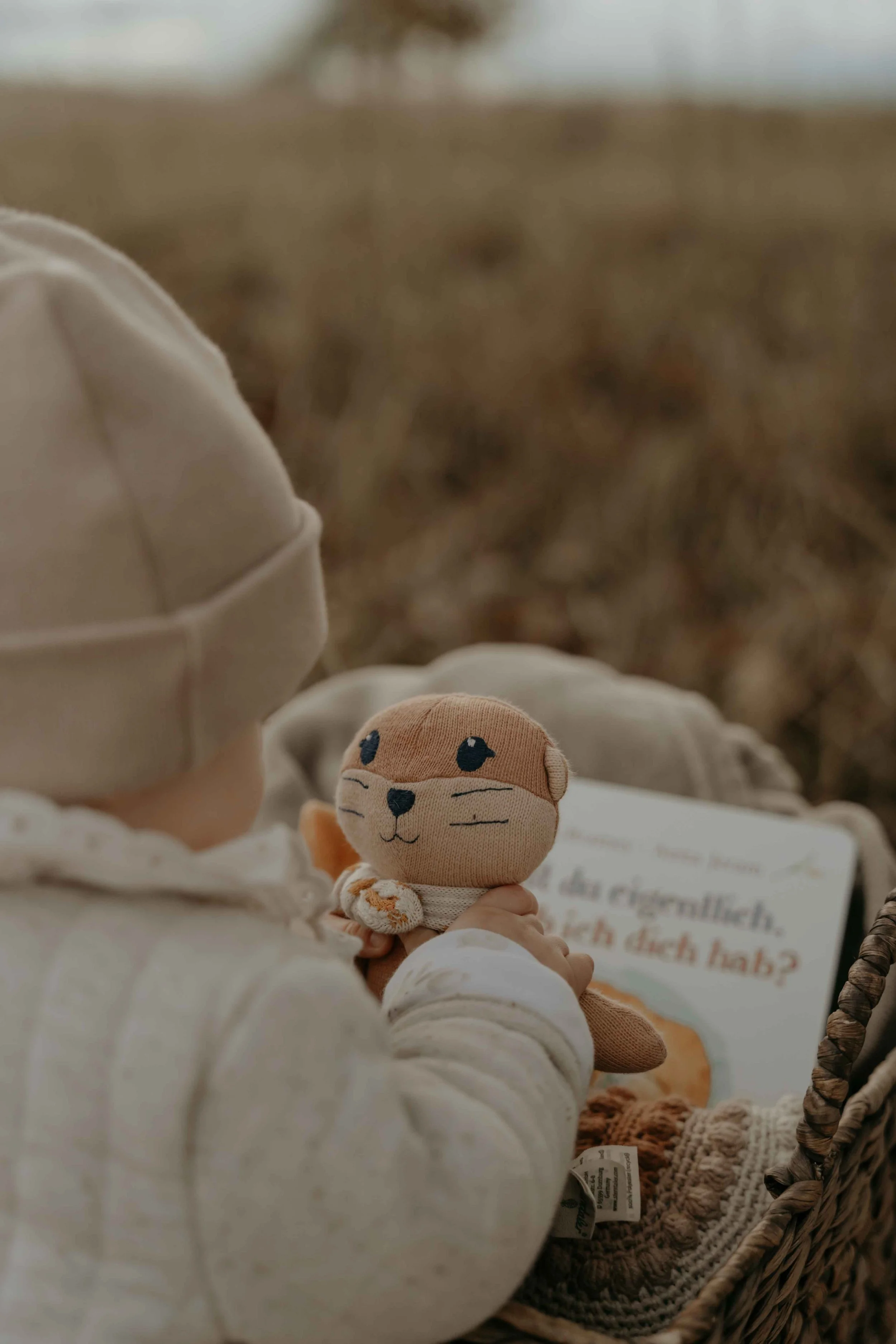 Natürliche Familienfotos – Eltern schauen verliebt auf ihr spielendes  Kind, ruhiger Moment.