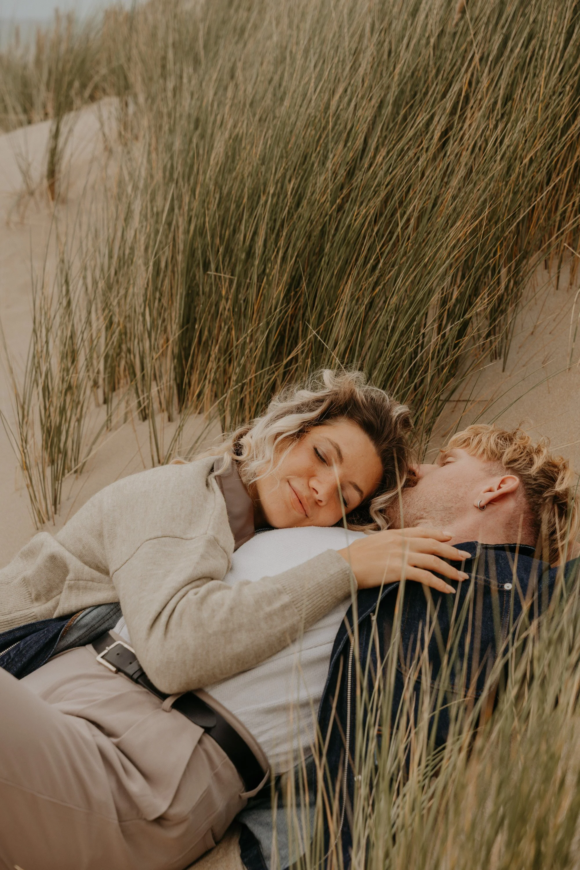 Couple Photography Netherlands – authentische Emotionen im Dünengras. 