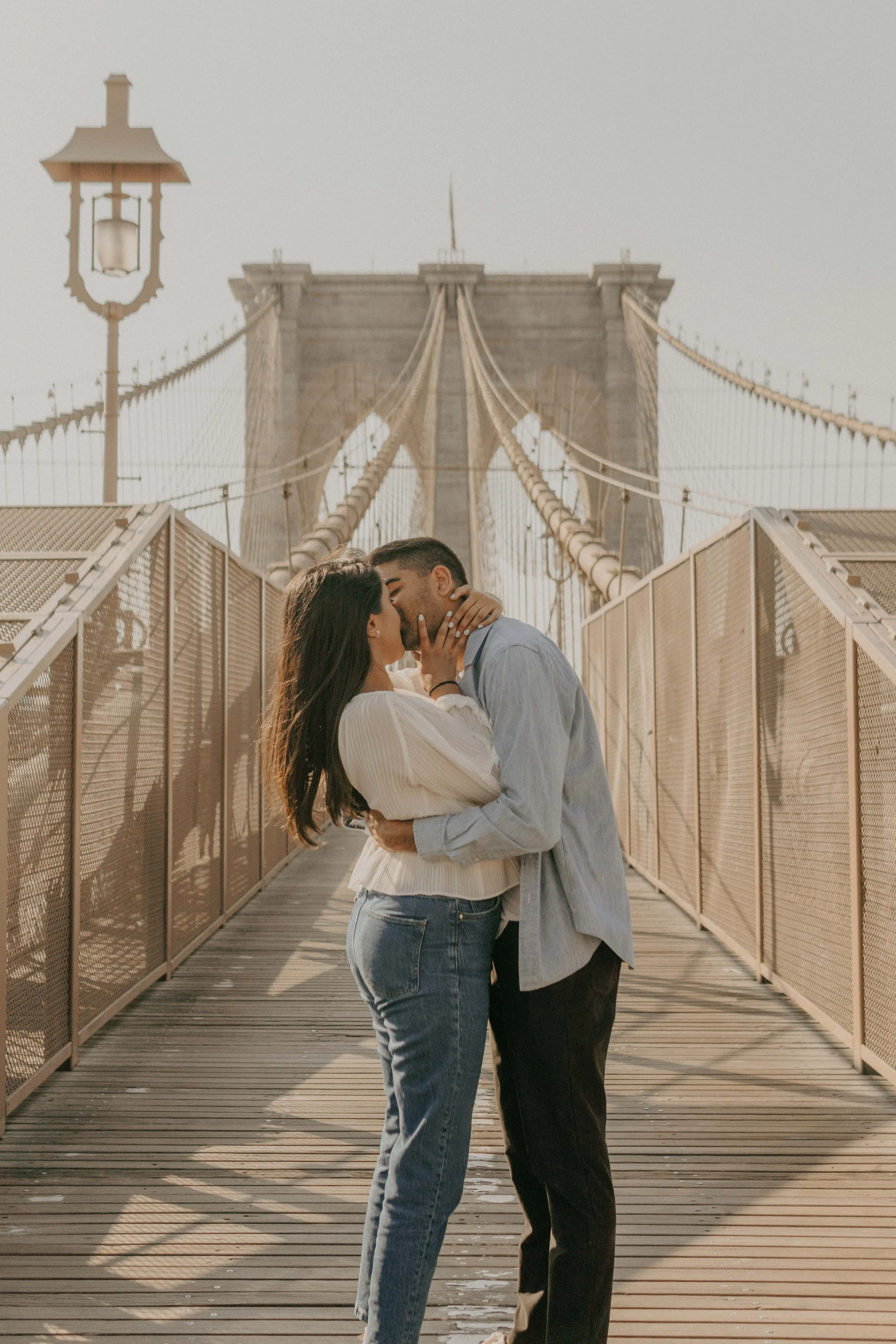 USA , New York Couple Session – Paar küsst sich auf der Brooklyn Bridge,  ungestellte und emotionale Fotografie.