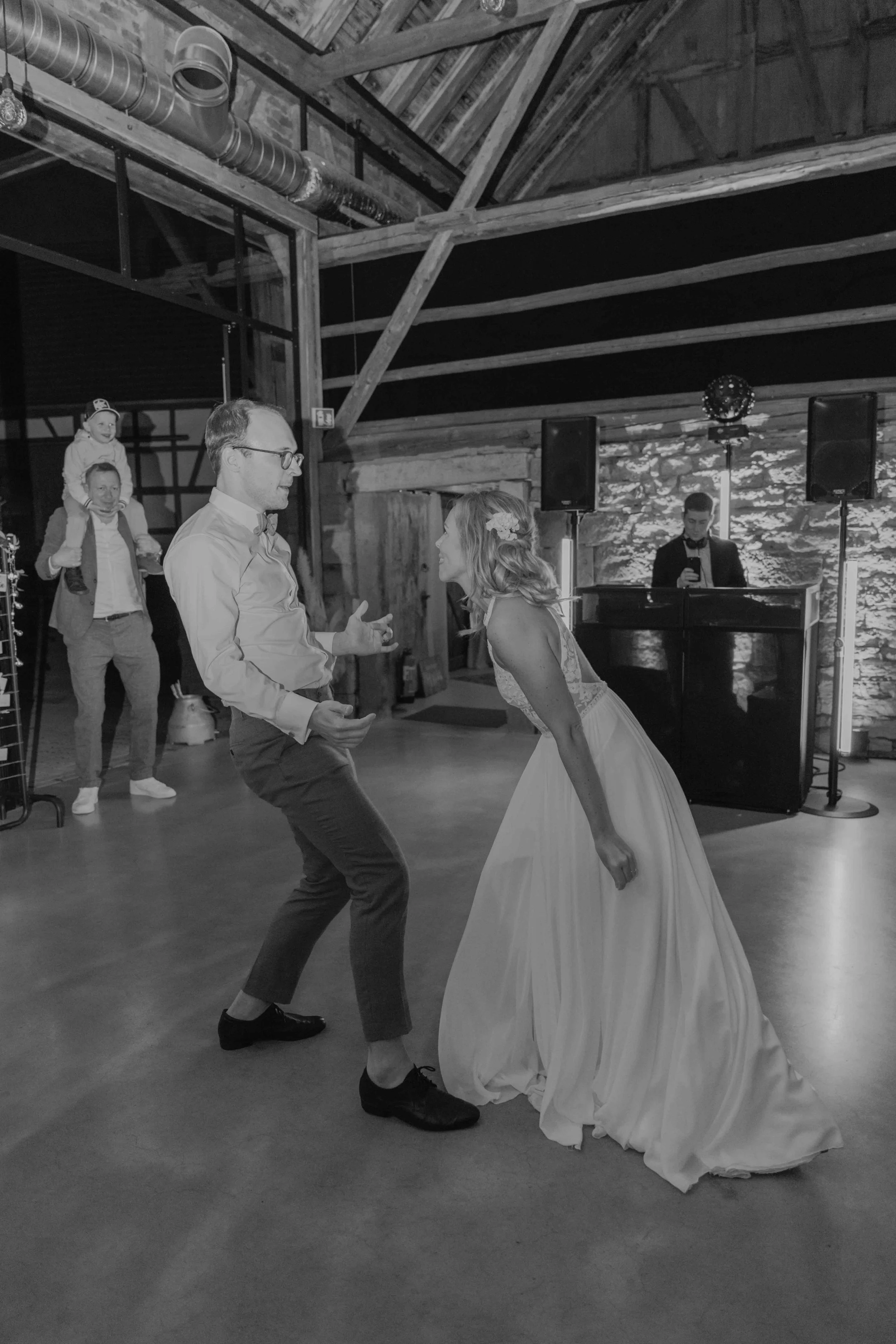 Editorial Wedding Photography – Braut tanzt voller Leidenschaft und Emotionen ihren Hochzeitstanz. 