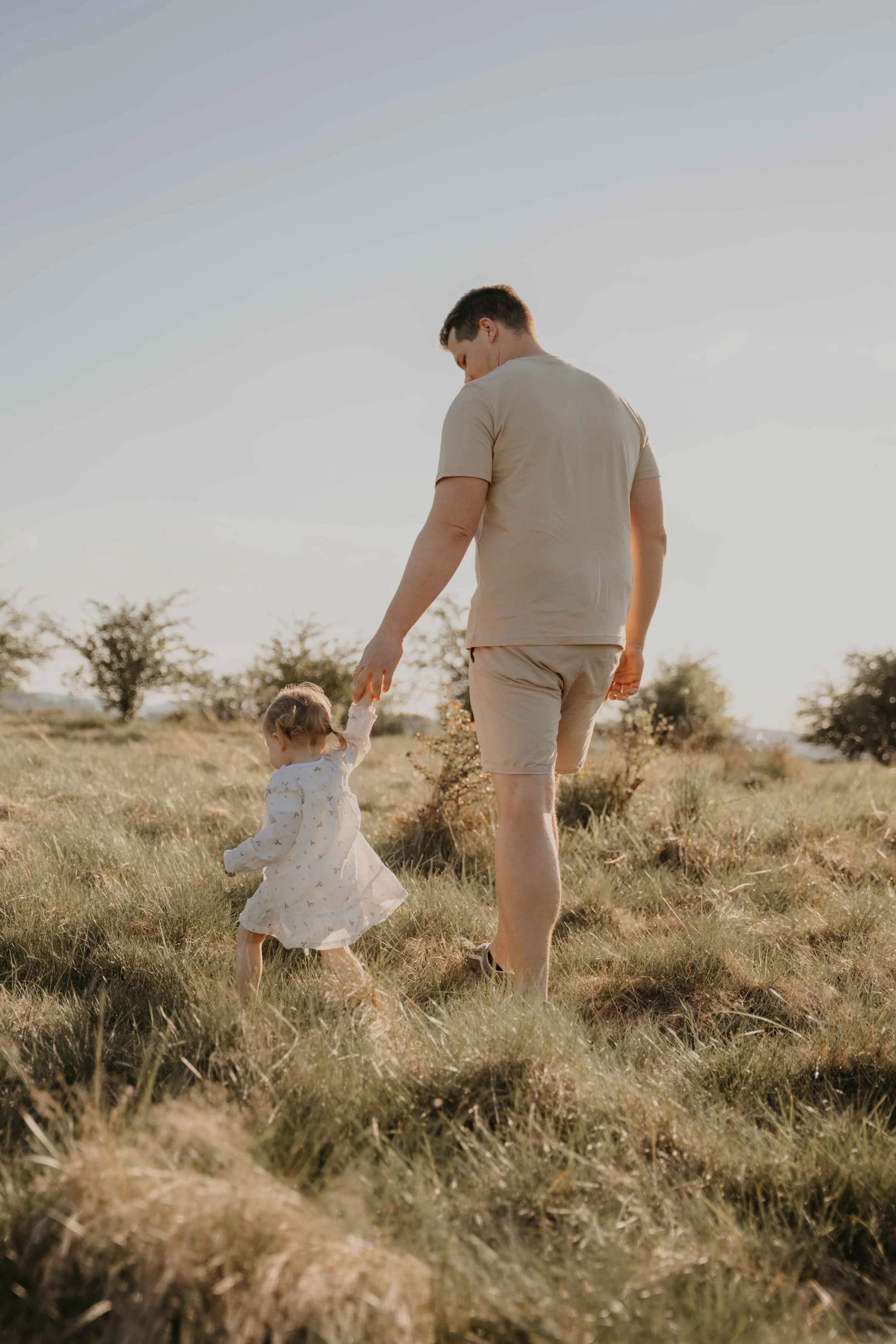 Familienfotografie Kassel – Vater hält Tochter an der Hand.
