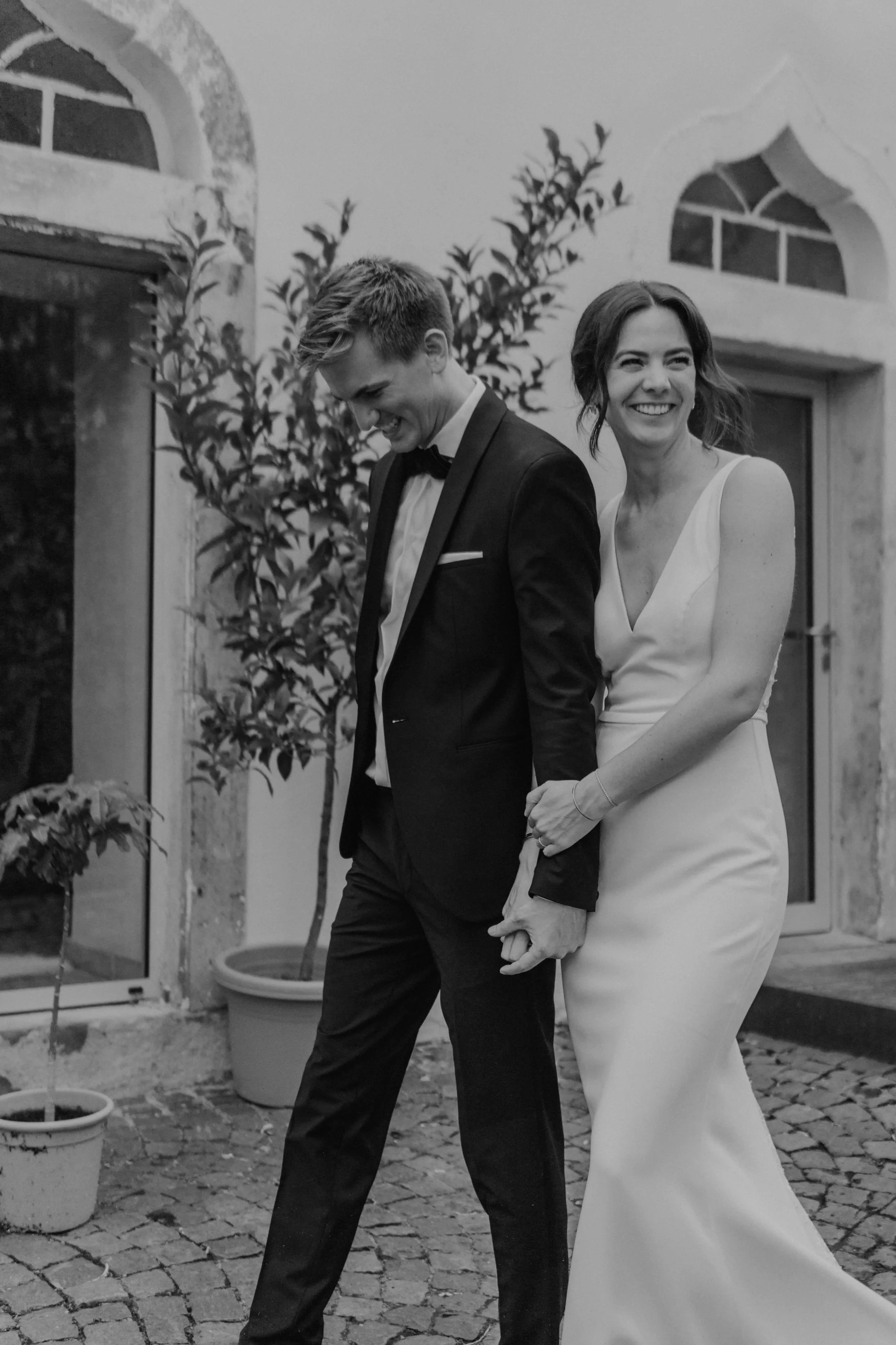 Loose Editorial Wedding Photography in Frankfurt, Boudier & Köller, Paar läuft lächelnd und Händchen haltend zu seinen Gästen.