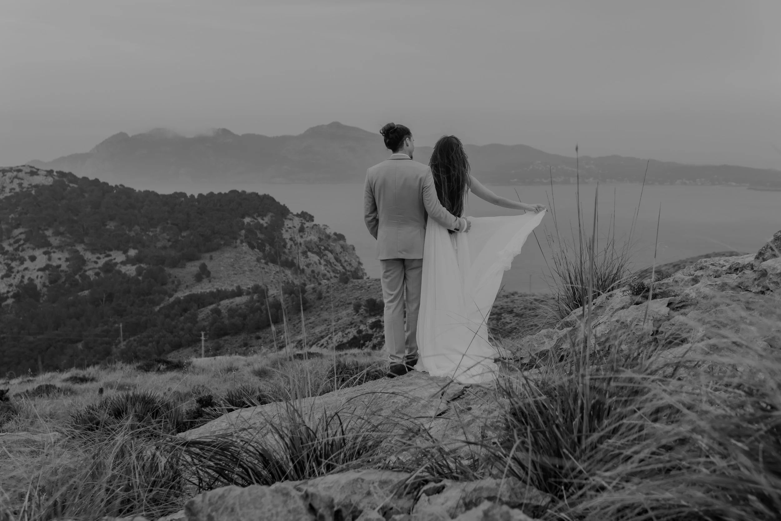 Wedding Abroad auf Mallorca – Brautpaar umarmt sich im Sonnenuntergang.