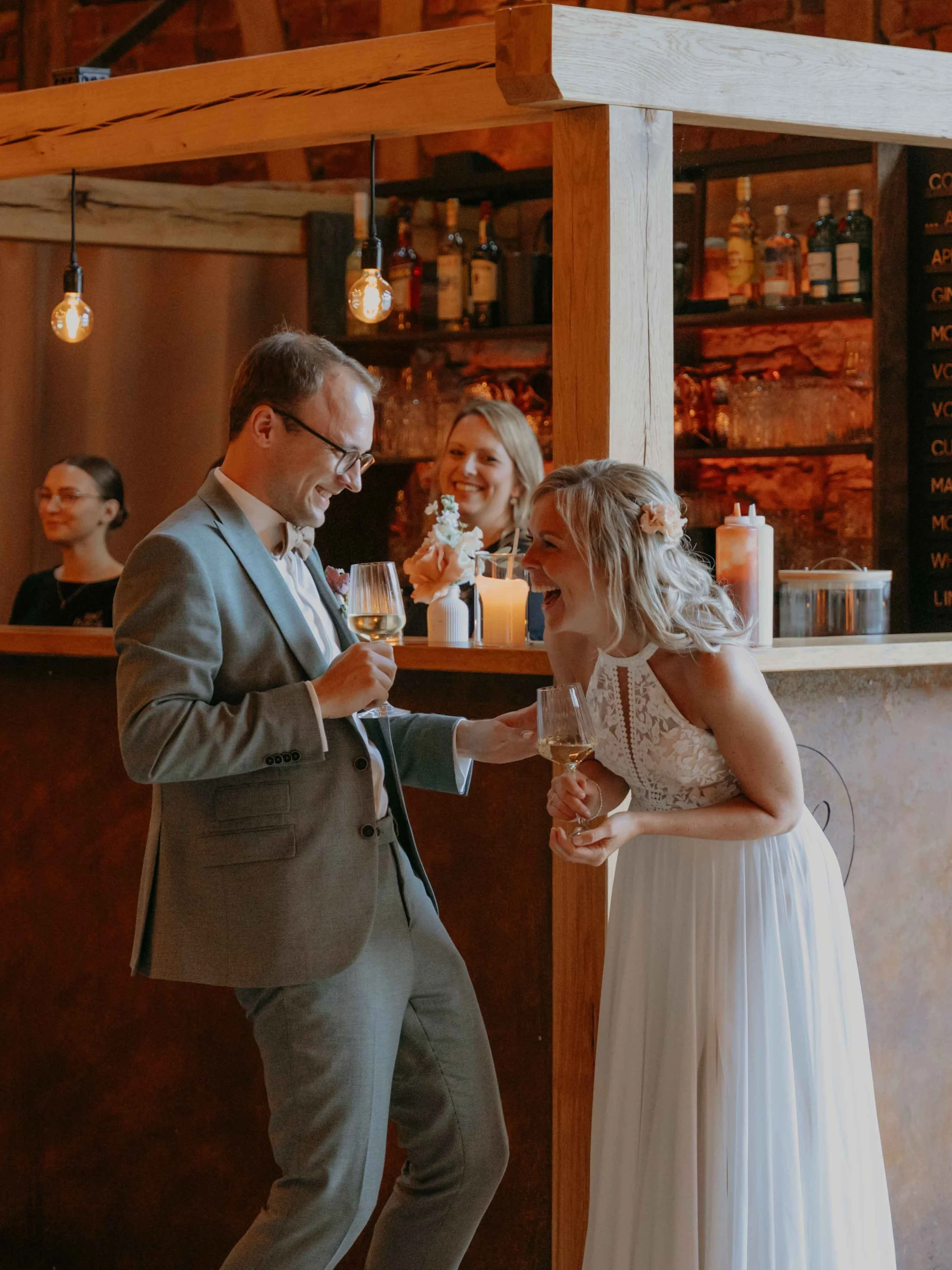 Hochzeitsreportage Deutschland – detailverliebte Aufnahme des Brautpaares, während der persönlichen Reden. 