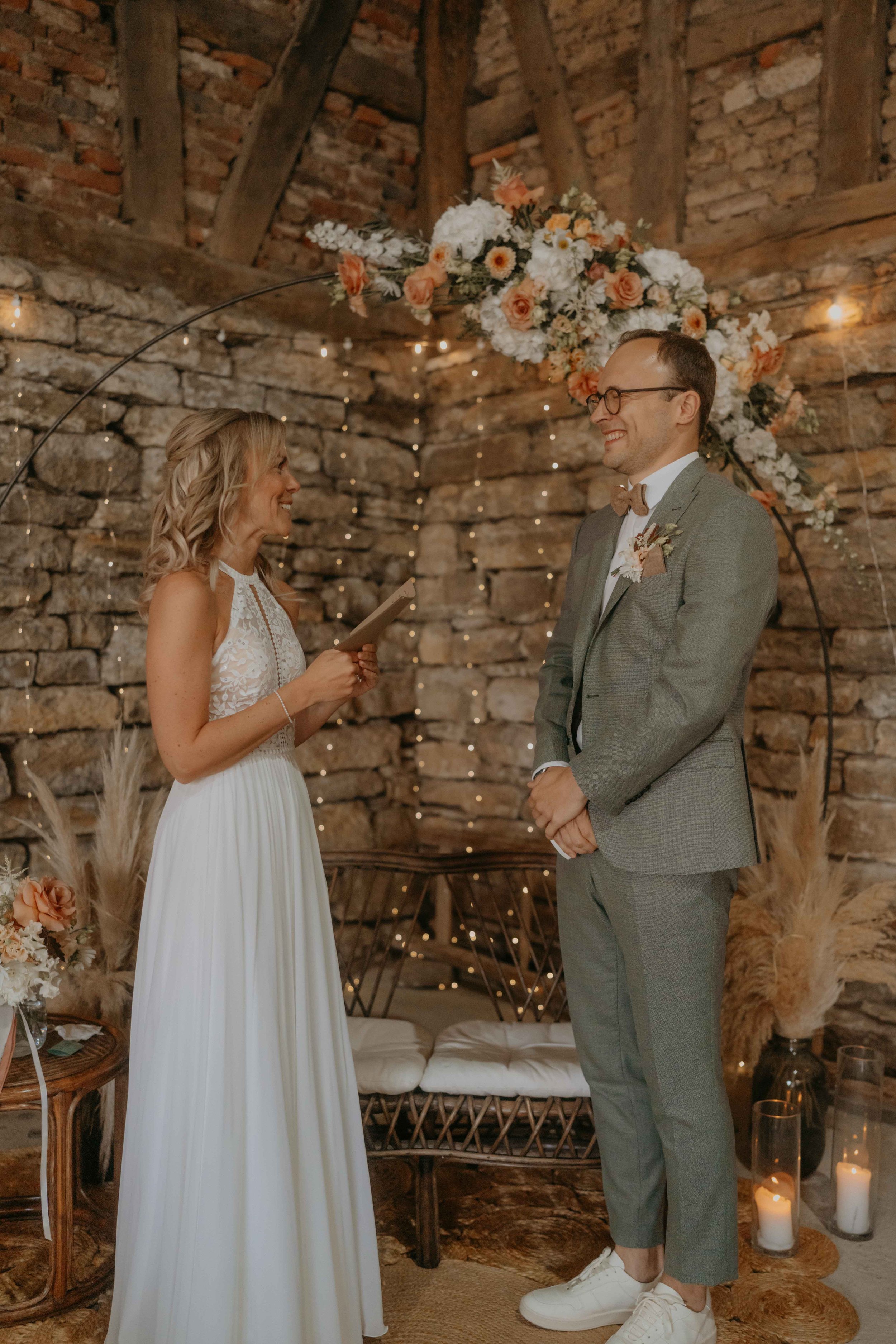 Hochzeitsfotograf Nordhessen – Ringtausch und Ehegelübte während einer freien Trauung in Hochzeitslocation.