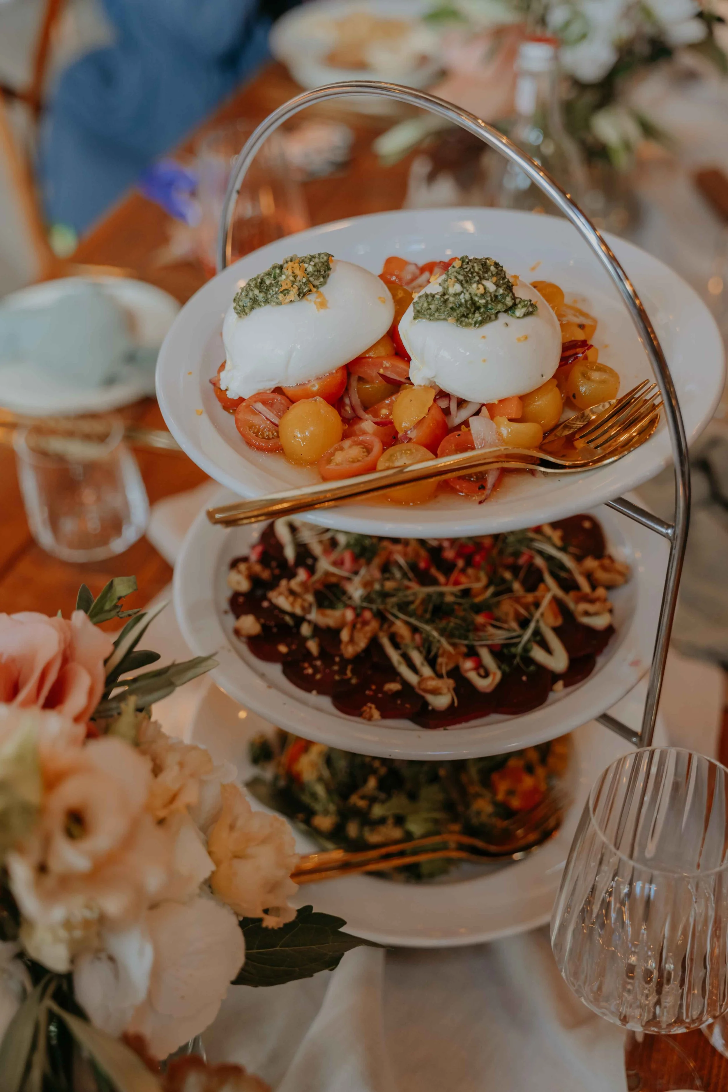 Hochzeitsfotograf Deutschland – Nahaufnahme der Tischdekoration und des Essens. 