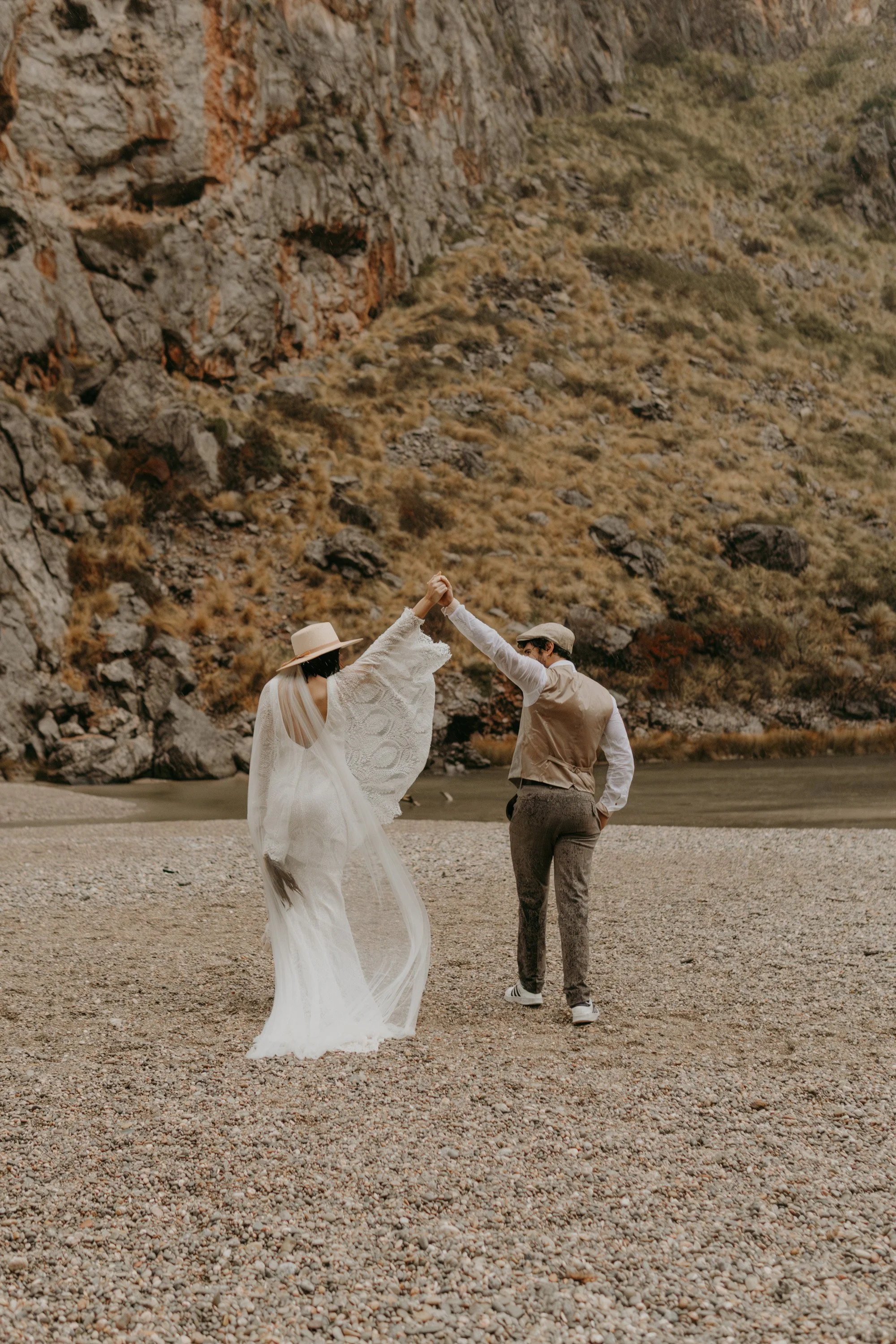 Wedding abroad – Brautpaar läuft durch weite Landschaften.