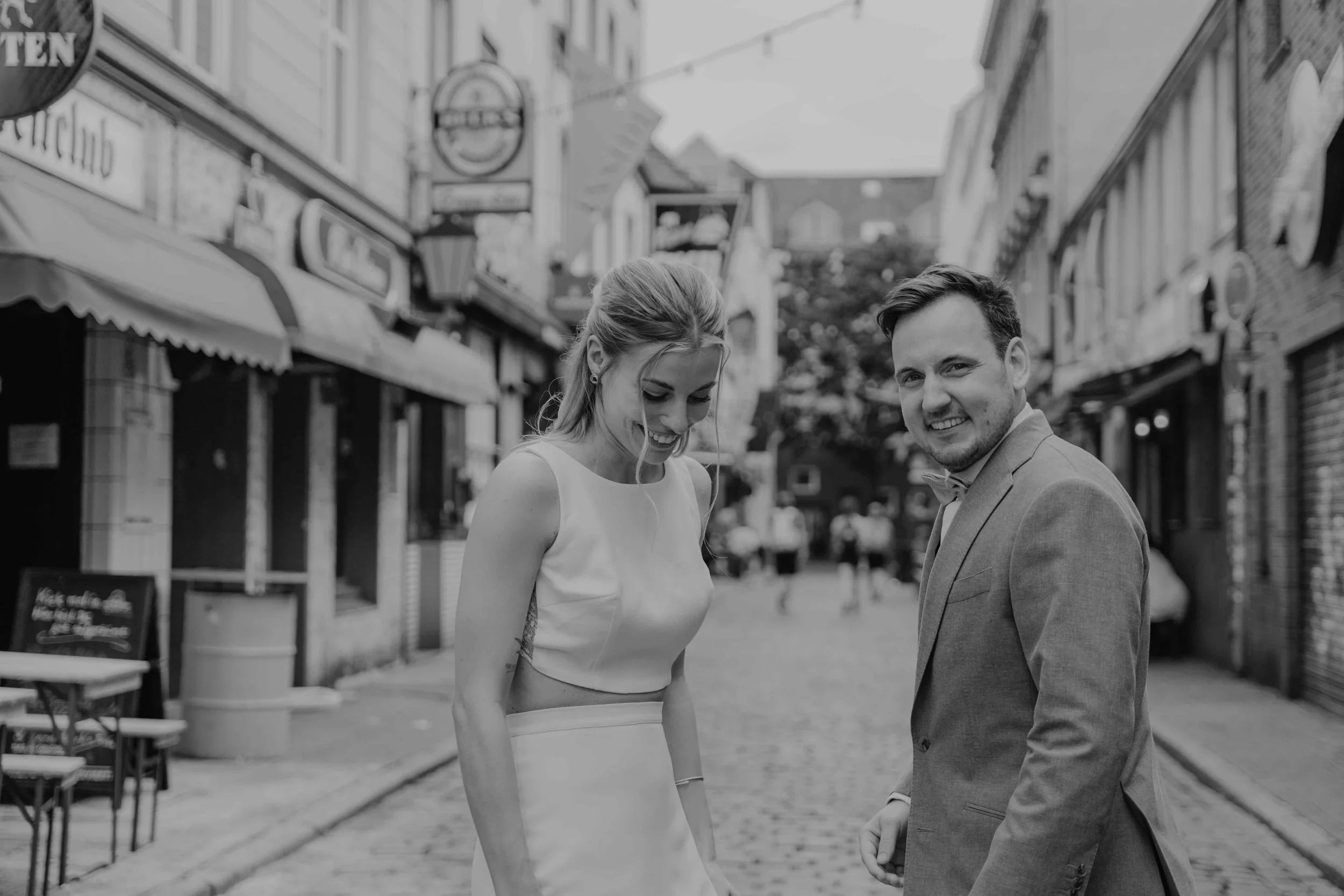 Freie Trauung auf der Reeperbahn in Hamburg – Brautpaar mitten im urbanen Trubel, moderne und unkonventionelle Hochzeitsfotografie in der Stadt.