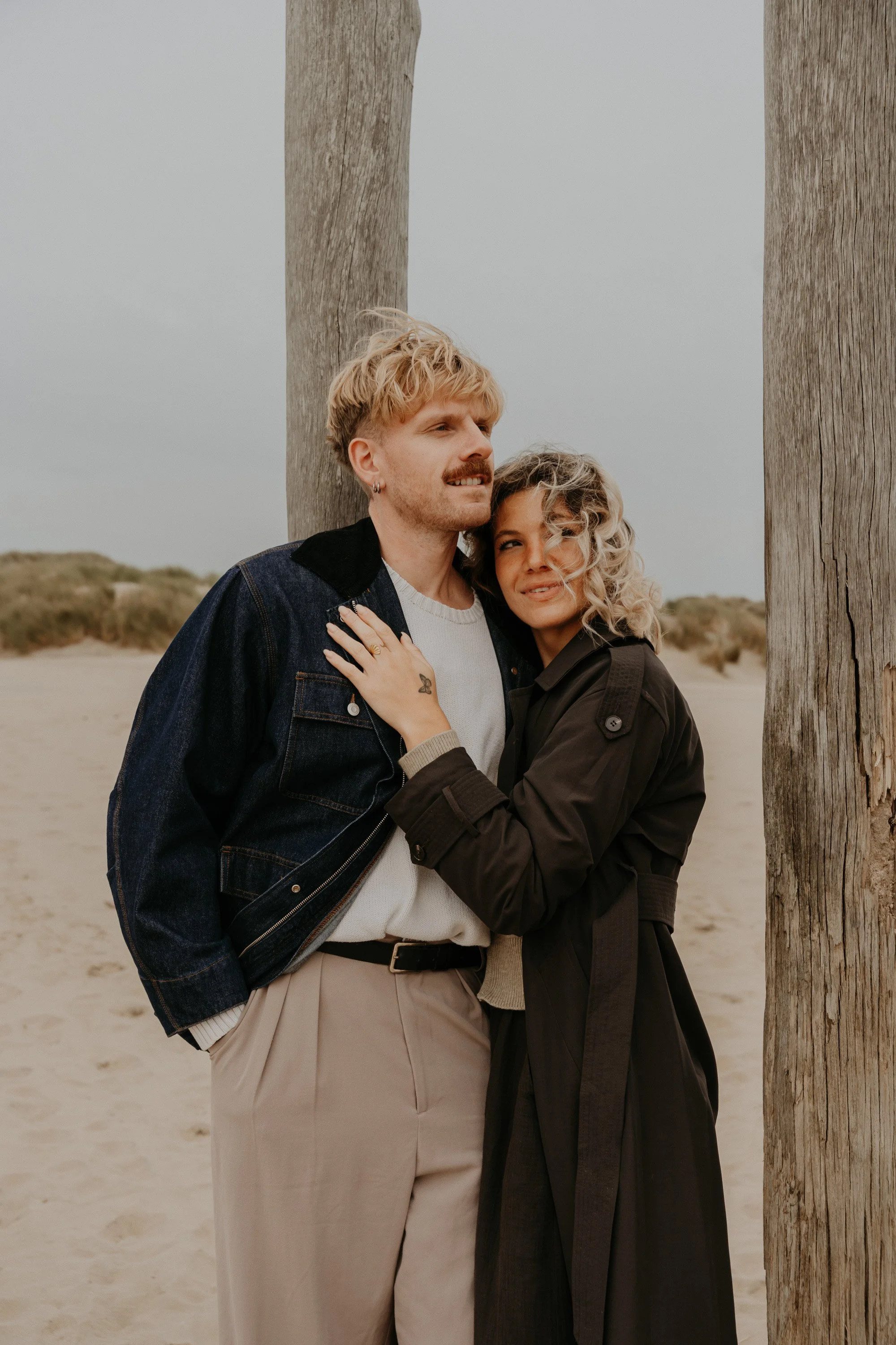 Paarfotograf Holland – vertrauter Moment zwischen zwei Liebenden am Meer.