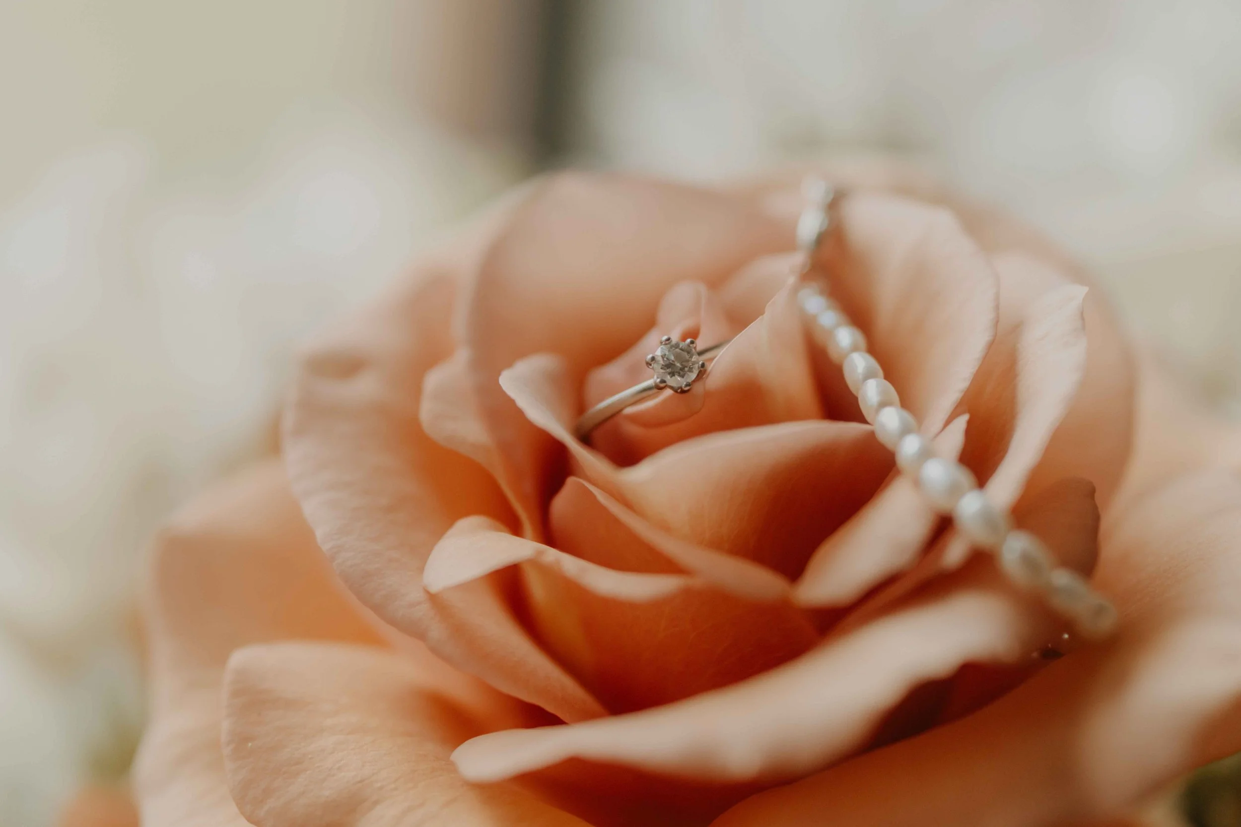 Nahaufnahme des Brautschmucks mit zarten Farben in einer Blume, aufgenommen auf Hof Reith in Hessen.