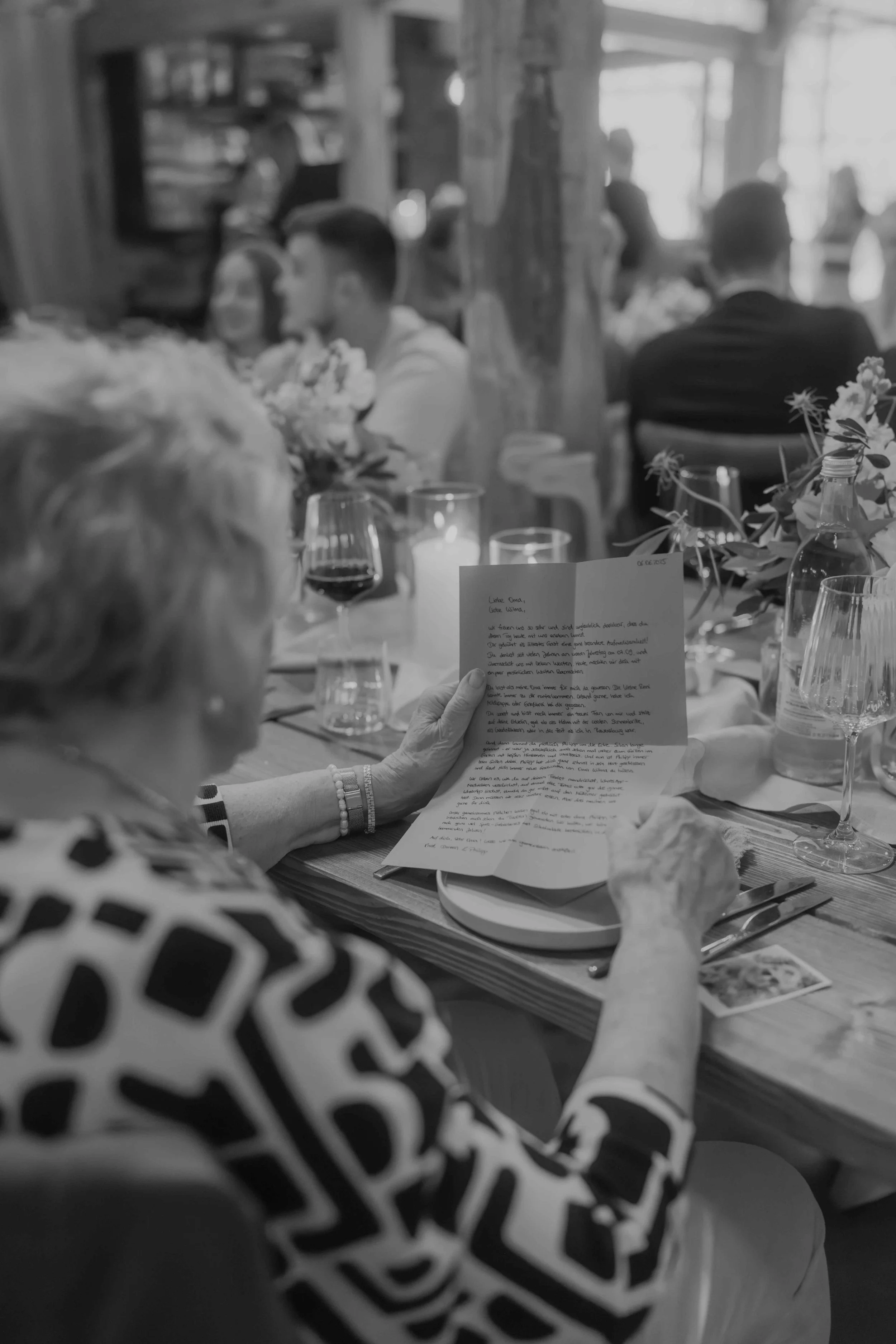 Hochzeitsfotograf Nordhessen – Gast liest emotional den Brief des Brautpaares.