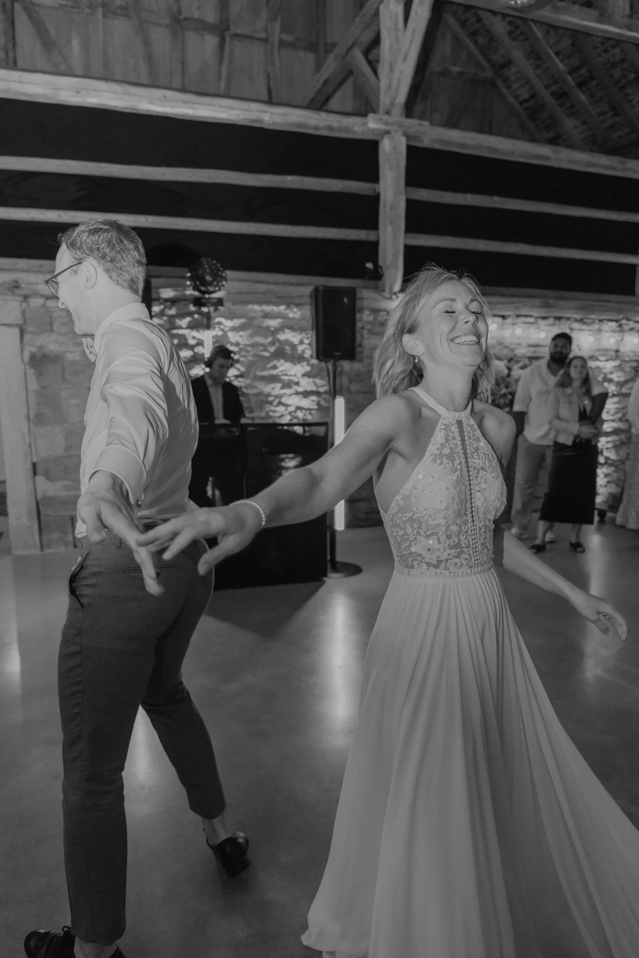 Documentary Wedding Photography – Braut tanzt voller Leidenschaft und Emotionen ihren Hochzeitstanz. 