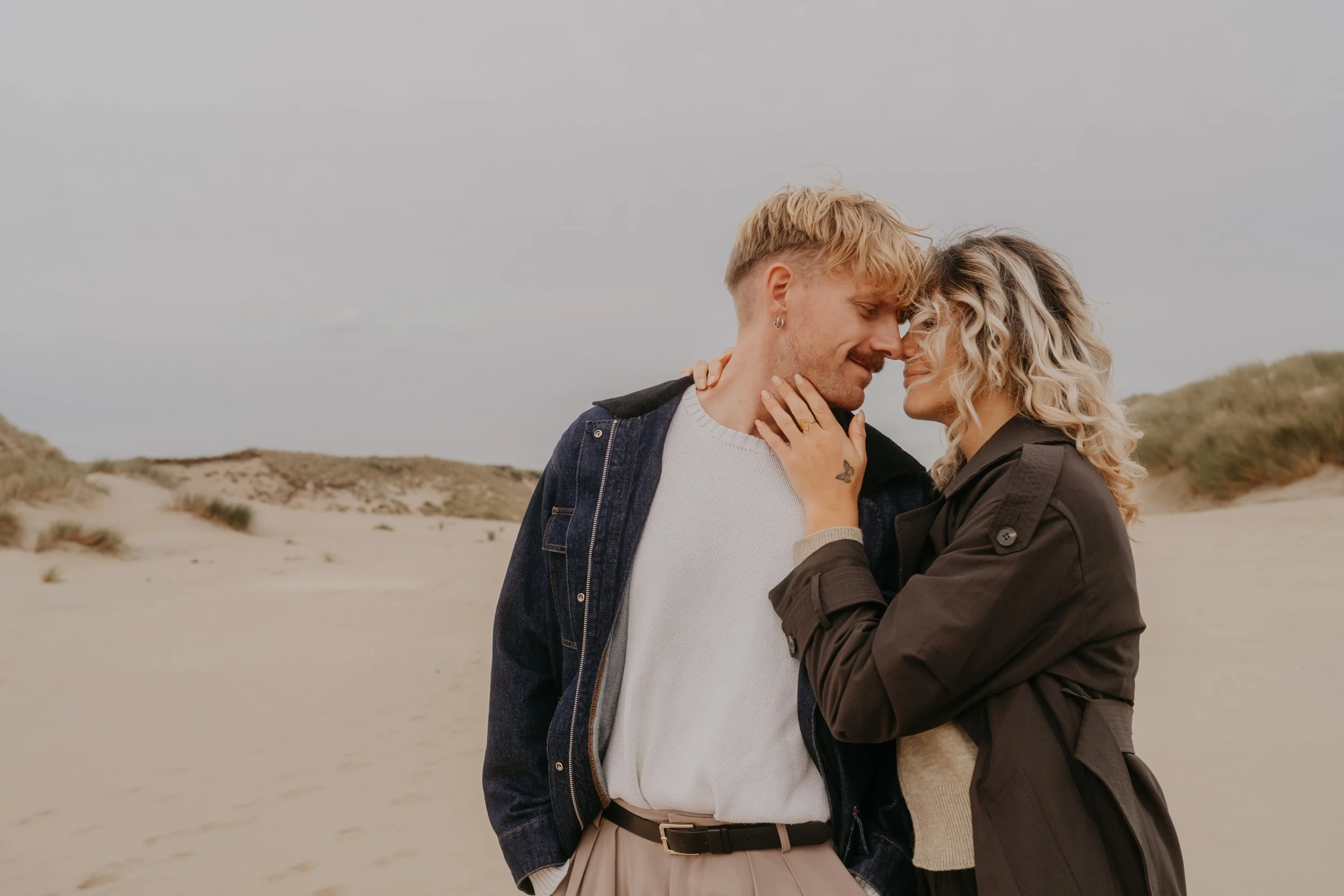 Authentische Paarbilder Holland – Hände, Blicke, leise Emotionen.