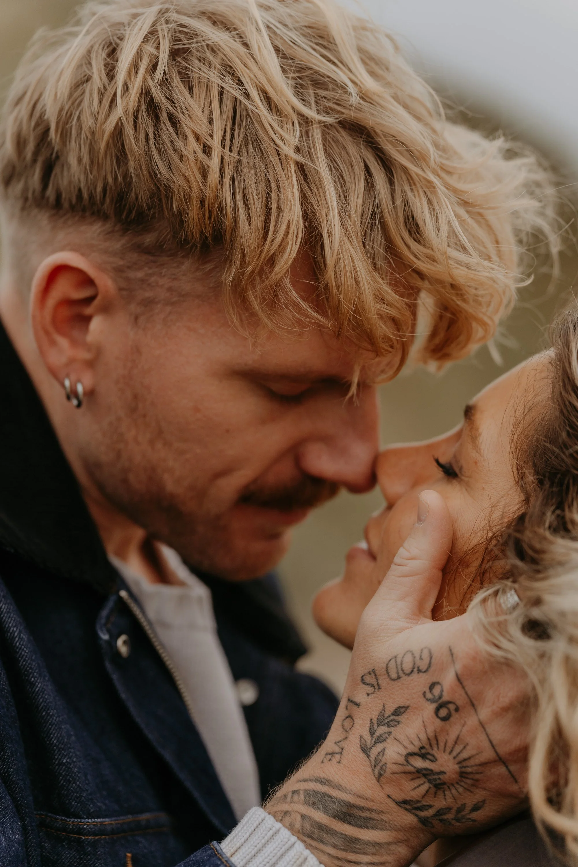 Couple photography at the sea – real moments captured in Holland by Photographer Jara Lenz.