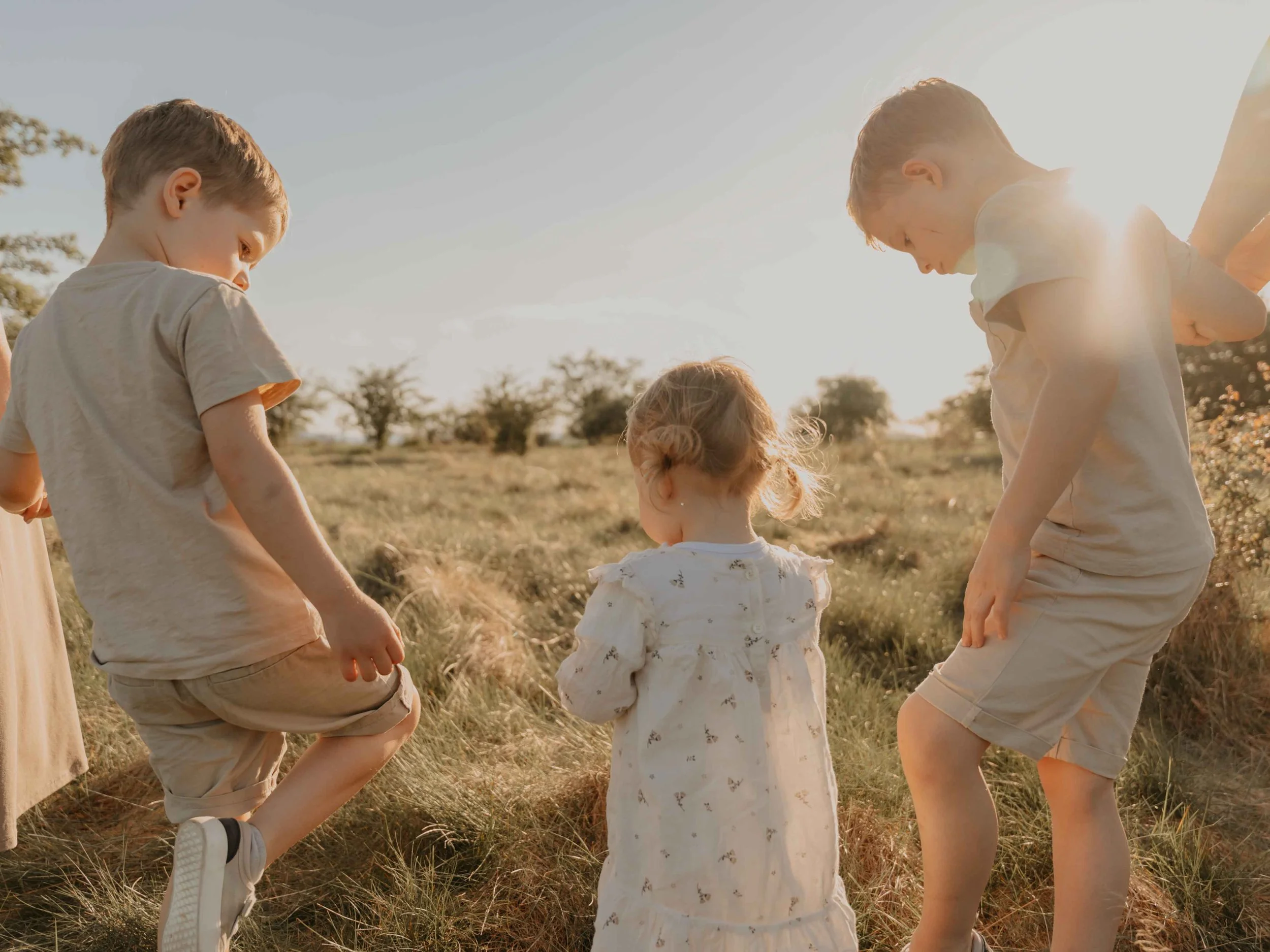 Familienfotografie Nordhessen –Geschwister nehmen sich an die Hand.
