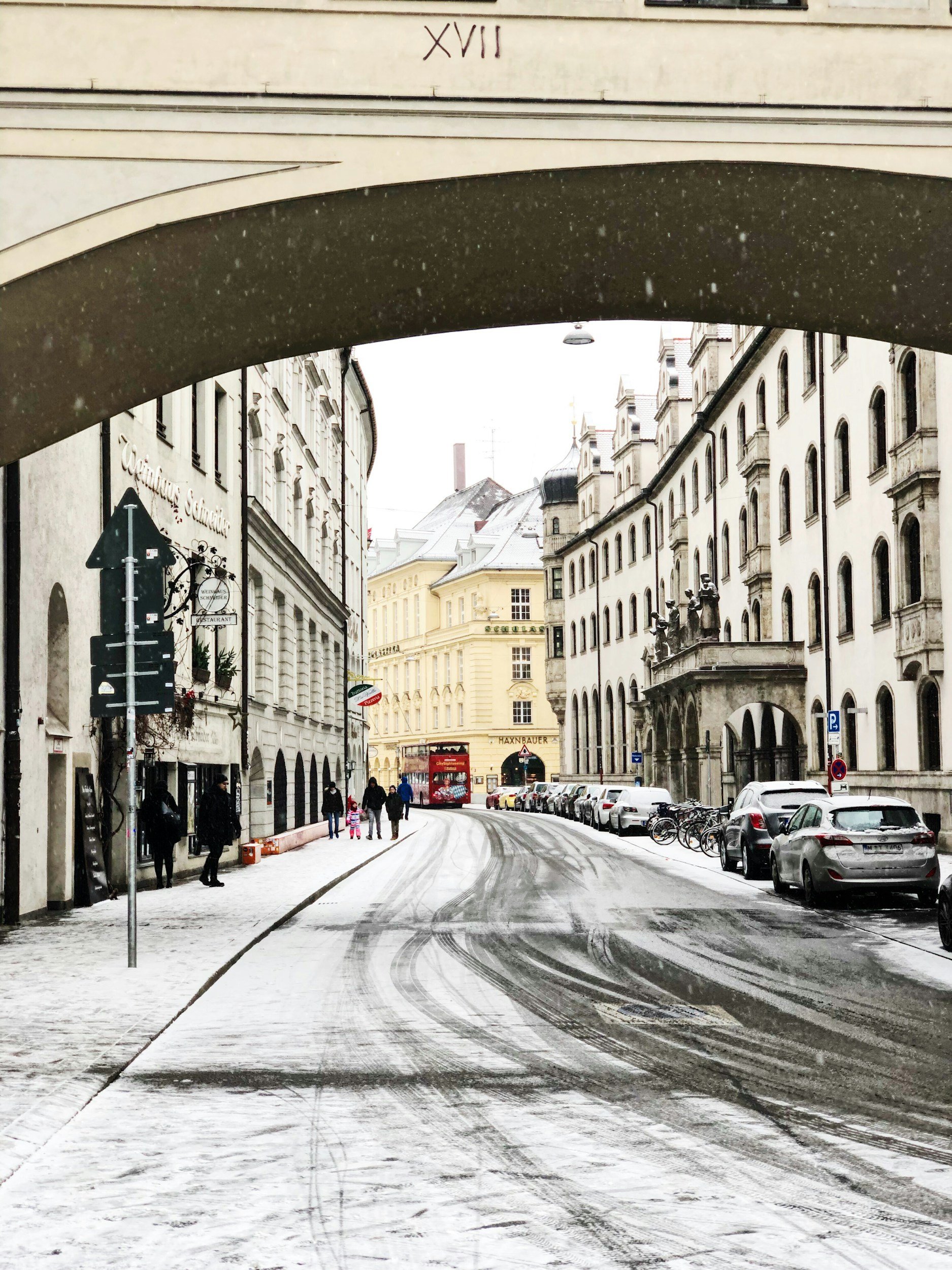 Winterdienst München – Räumdienst an Zufahrt einer Wohnanlage