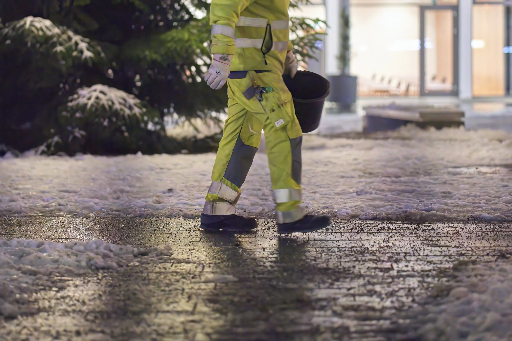 Winterdienst München – Streudienst auf Parkplatz eines Gewerbeobjekts