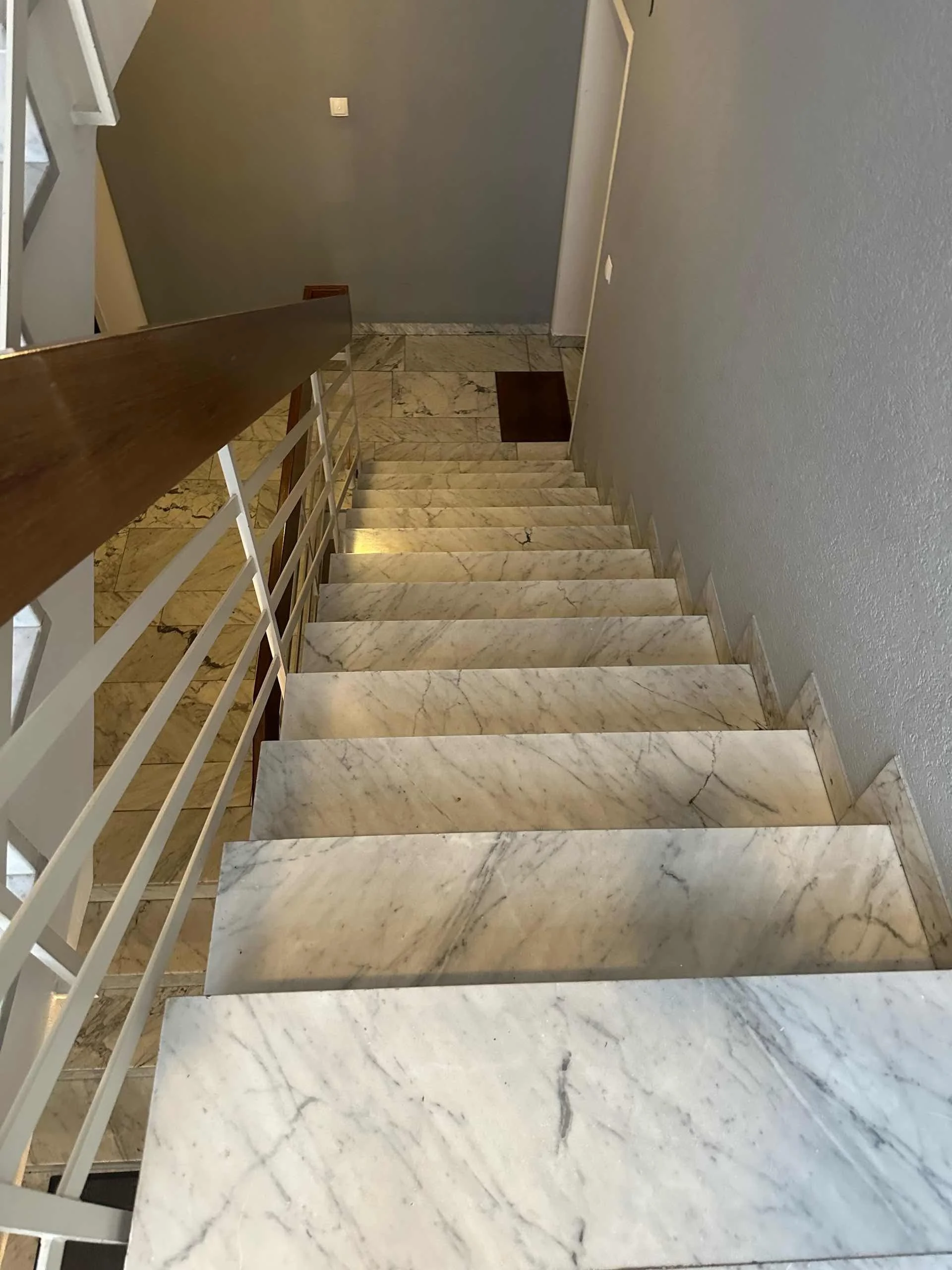 Gründliche Treppenhausreinigung und Hausgang-Pflege in Laim – S&A Facility