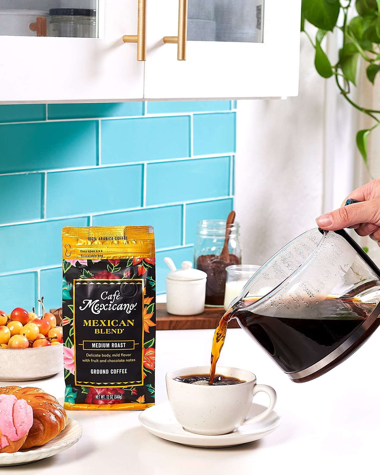 Pouring Cafe Mexicano Mexican Blend