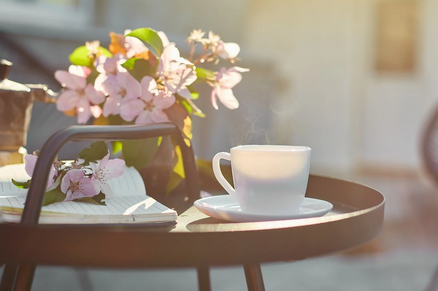 A cup of Cafe Mexicano, a little sunshine, and a slow moment at the end of a busy day☕✨