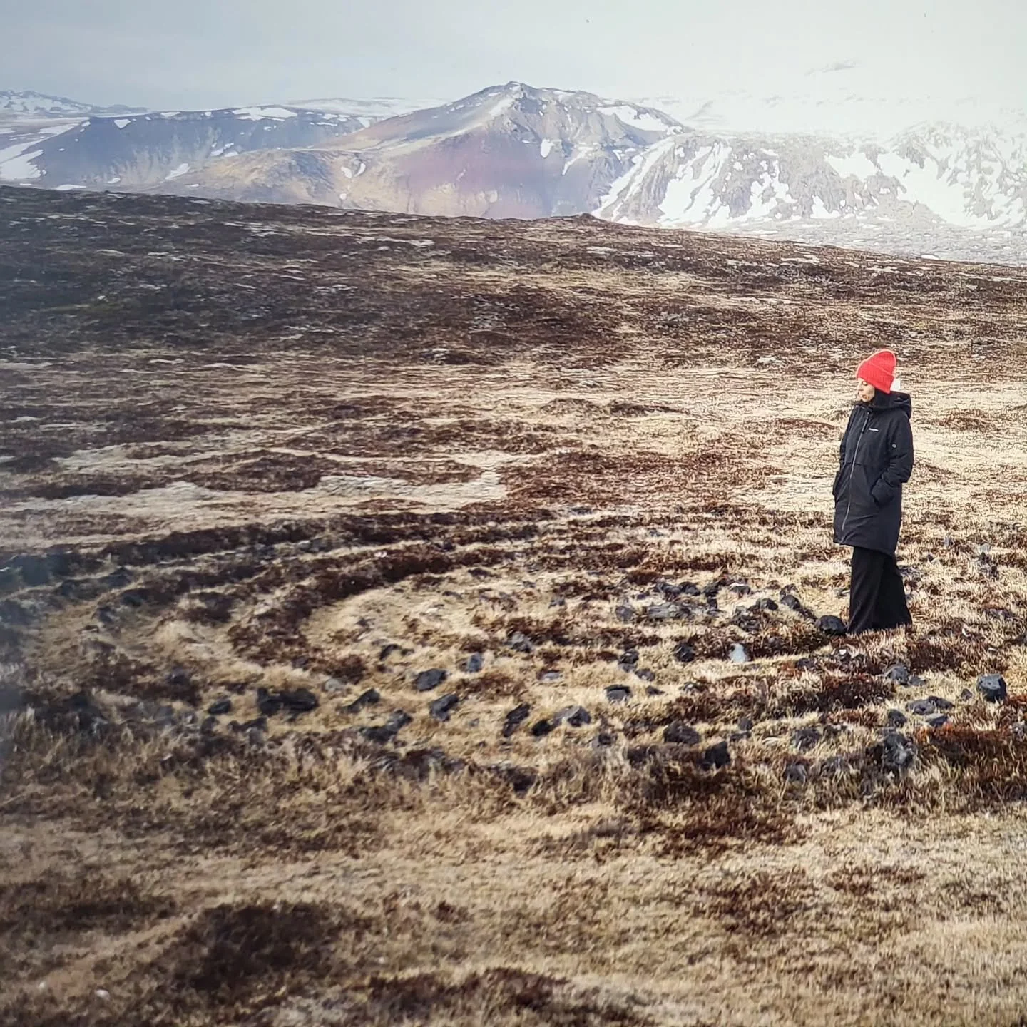 Text I. Artist in residence @listak.is. An encounter with an Icelandic angel in the appearance of a middle-aged man with glasses and a truck, Olafsvik on 5.09:

Good morning, ladies.

We ask what he does. Pump business. We hear punk business.

Then