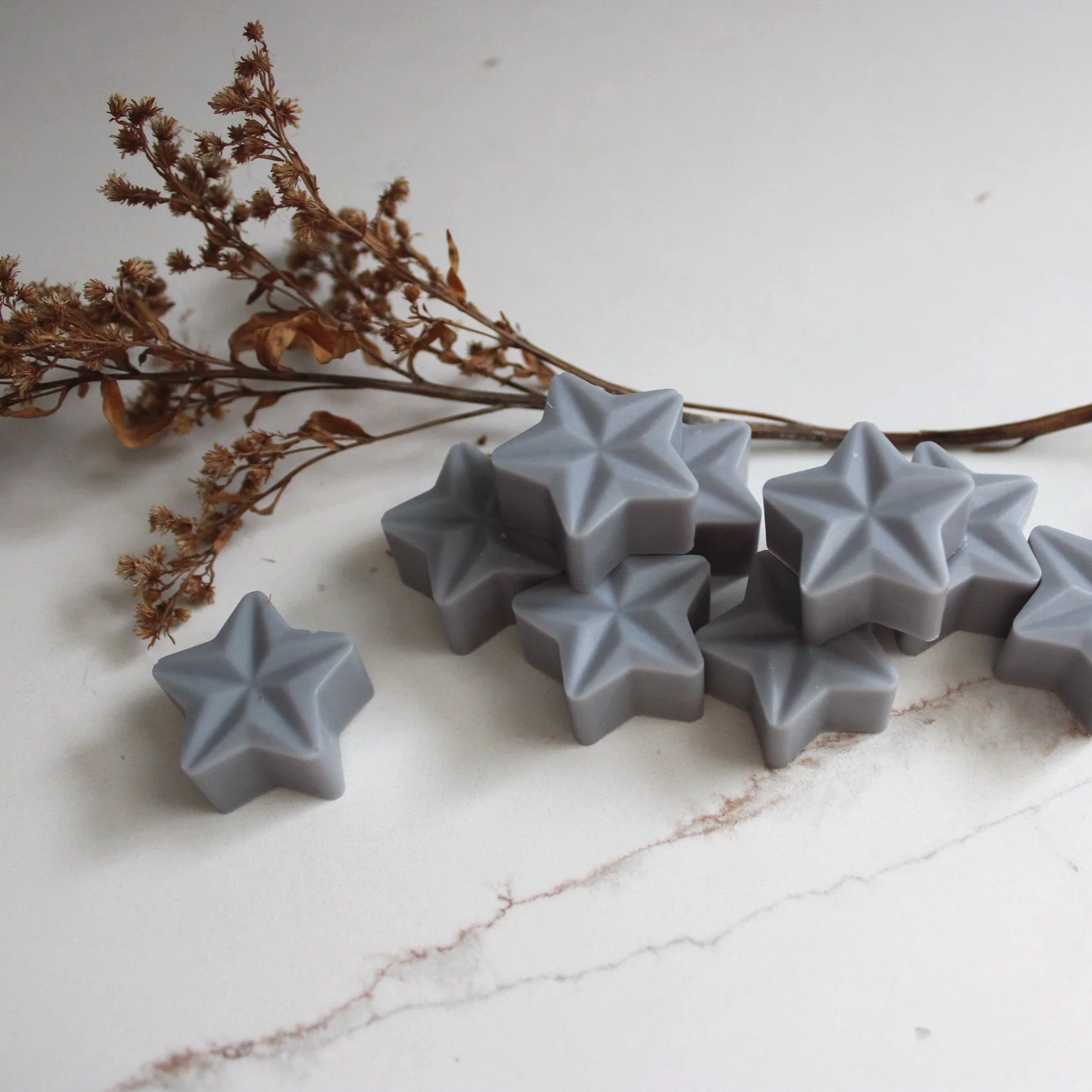 Natural soy wax melts in forest-inspired fragrance