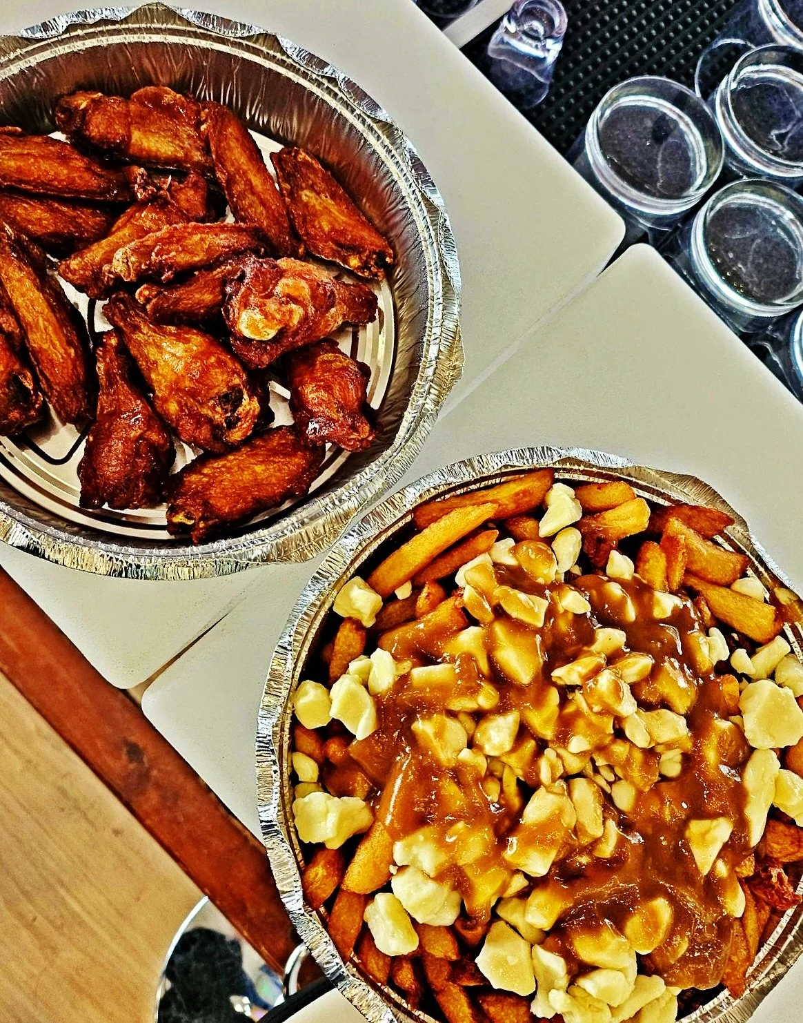 Ailes + poutine = combo parfait 🔥🍗🍟 Viens go&ucirc;ter &ccedil;a chez Patate Frite 😋⭐

@patatefriteoka 

#oka #stoner #beach #goldenstaroka #bar #fyp #patate #frite #patatefrite #foryou #for #foryoupage #instagram #instagood #follow #instadaily #