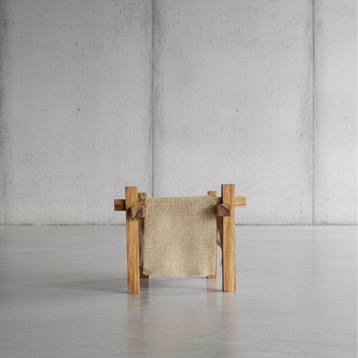 L&aacute;mpara 001
L&aacute;mpara de escritorio elaborada con madera teca rescatada y con saco de cacao reciclado. 
Fabricado artesanalmente en Chiapas.