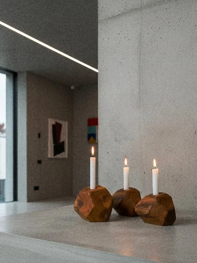 Portavelas 001
Elaborados con madera con madera teca. 
Hechos artesanalmente en @taller_beneficio_seco