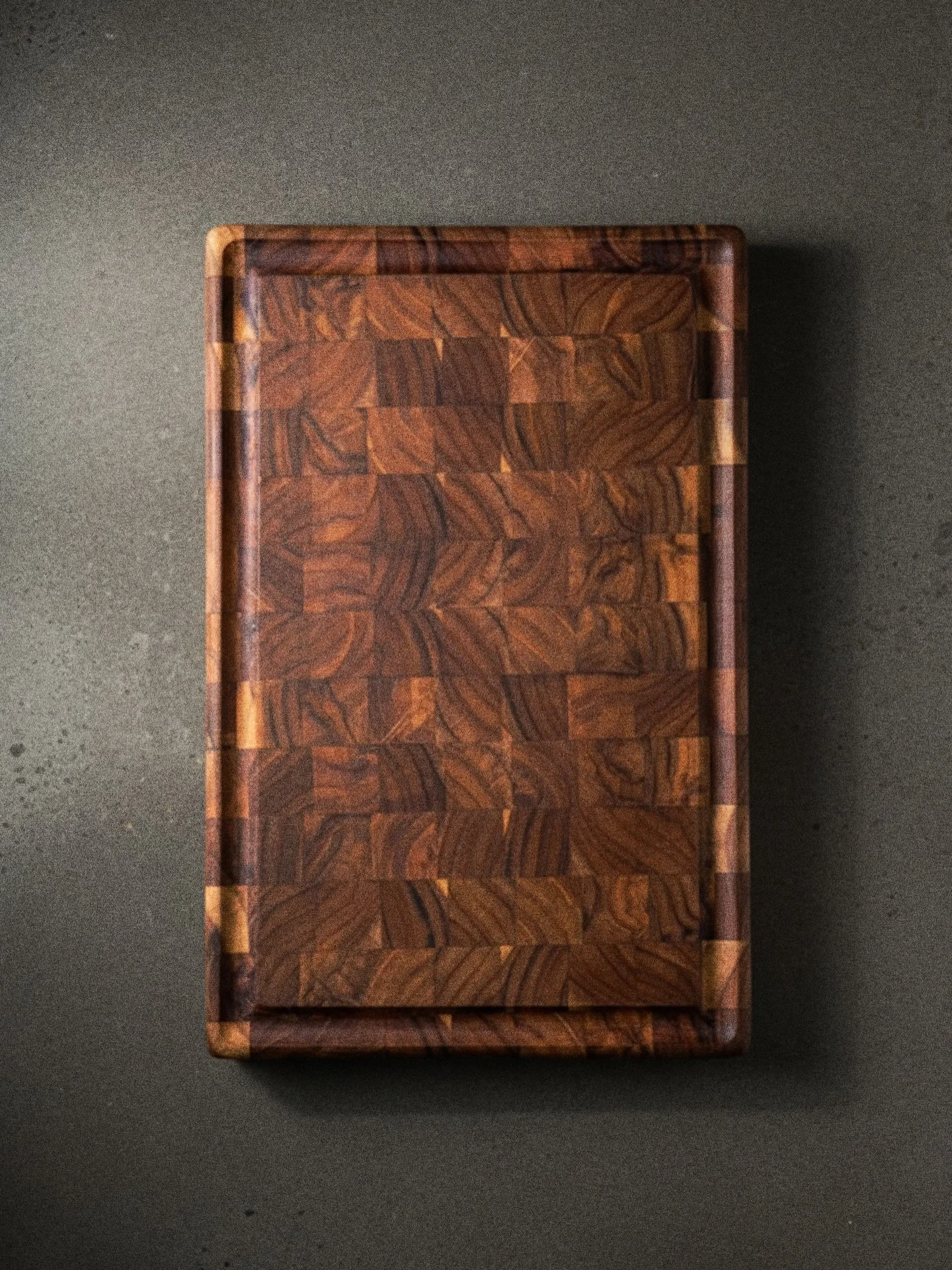 Tablas de chef
Elaboradas con madera rescatada de teca. Hechas para cortar, conservan el filo de los cuchillos. 
#disenomexicano #tallerbeneficioseco