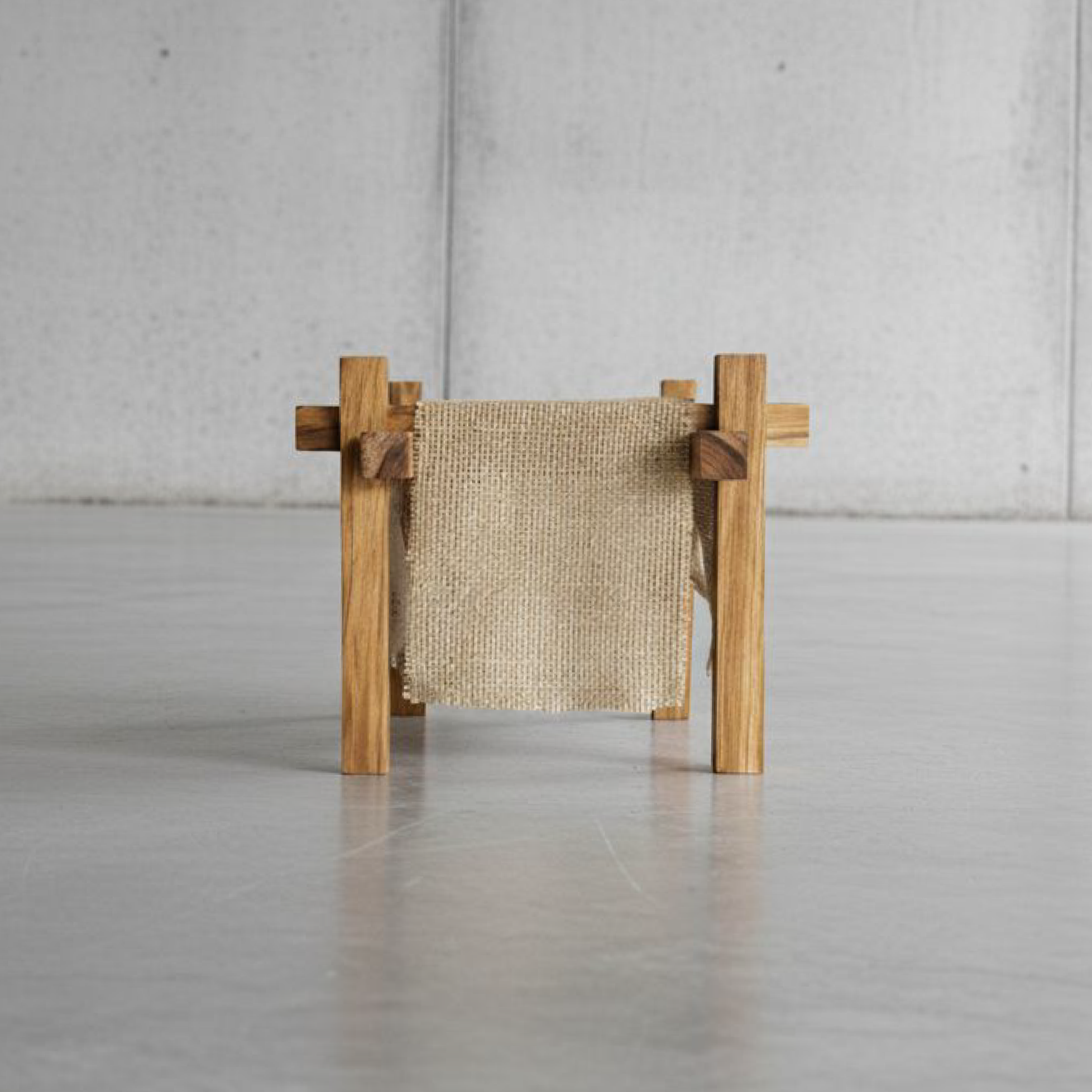 Lámpara de escritorio con diseño minimalista y hecha de material reciclado