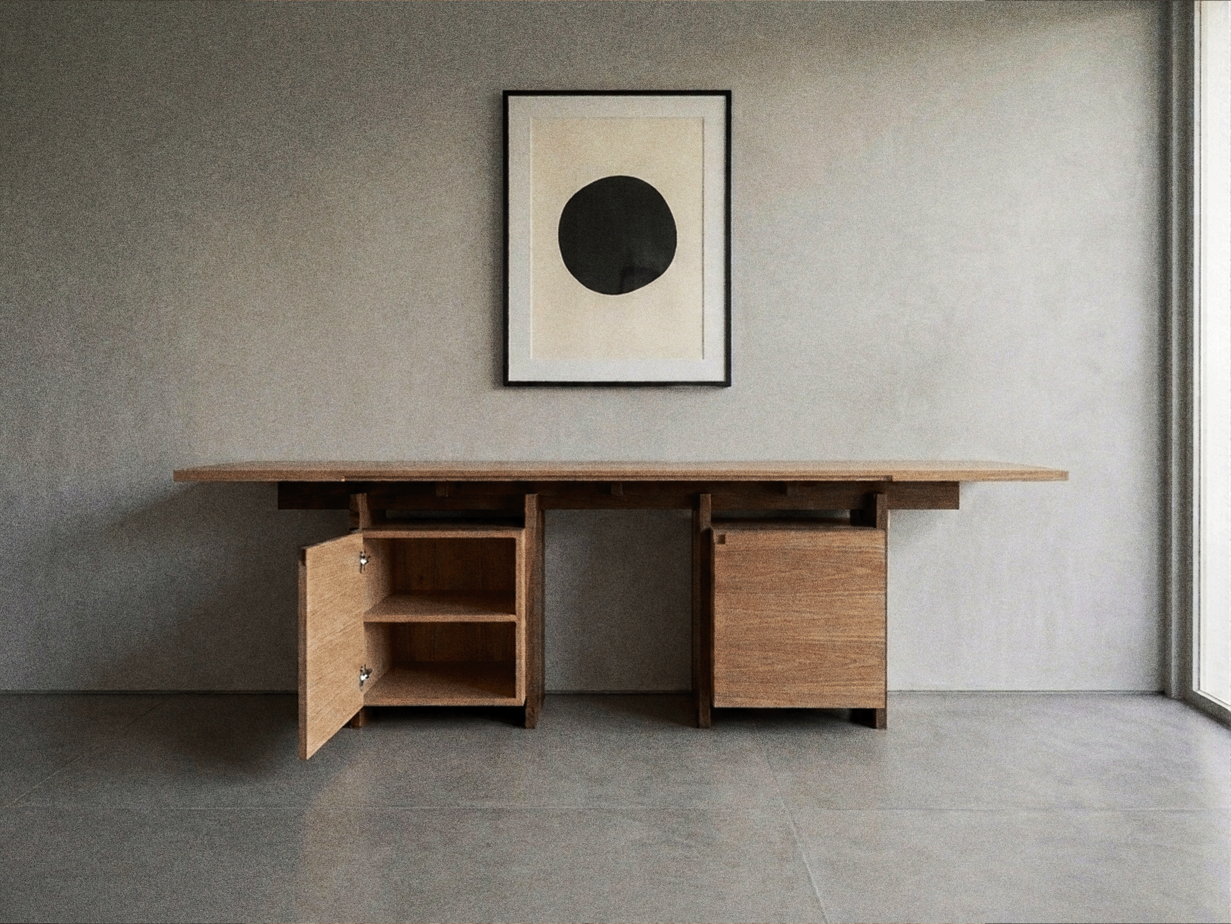 Credenza 001, hecha de madera maciza de nogal y roble.