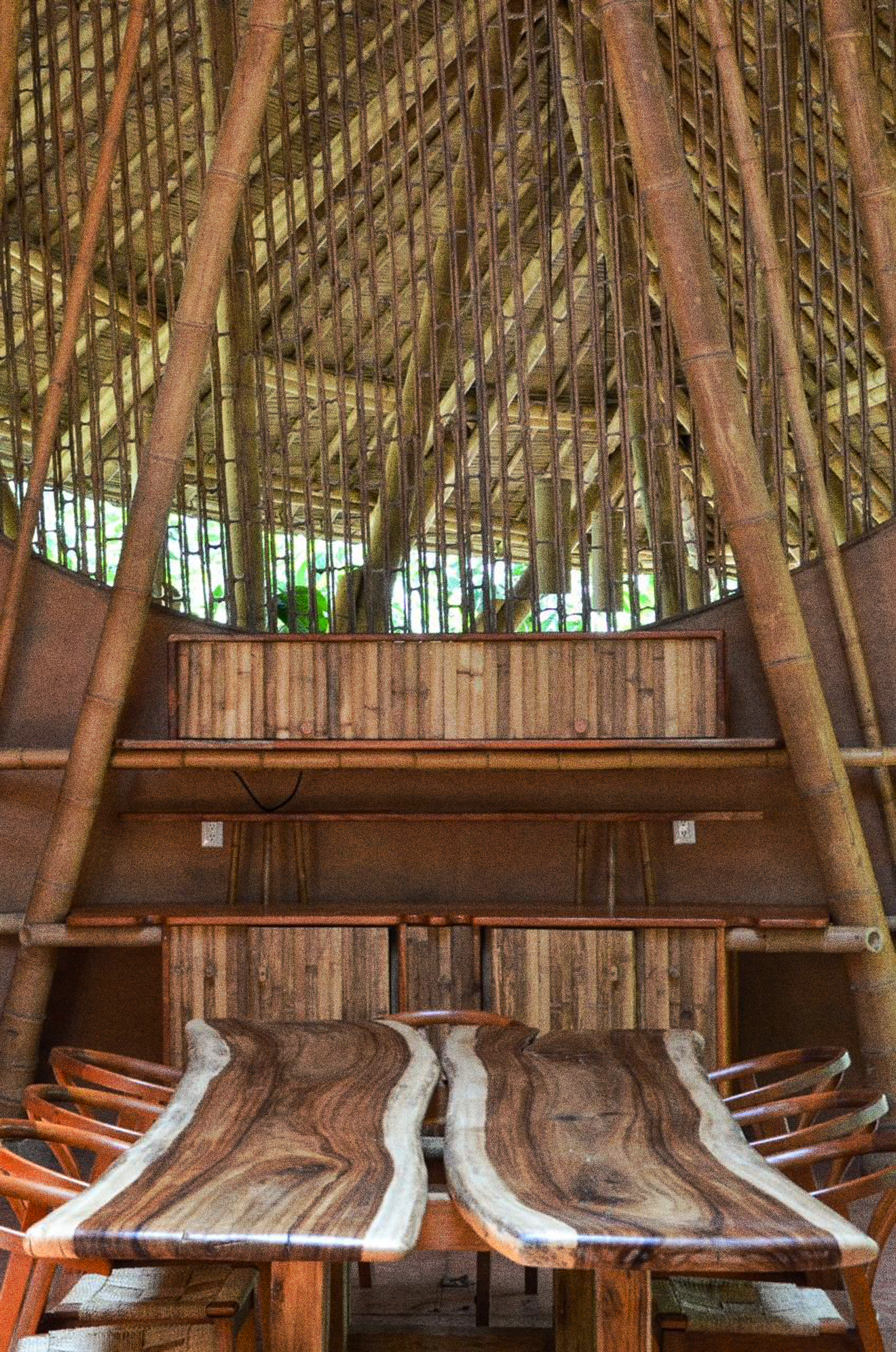 Interior de una estructura de bambú con una mesa de parota realizada por supervillana en el taller beneficio seco