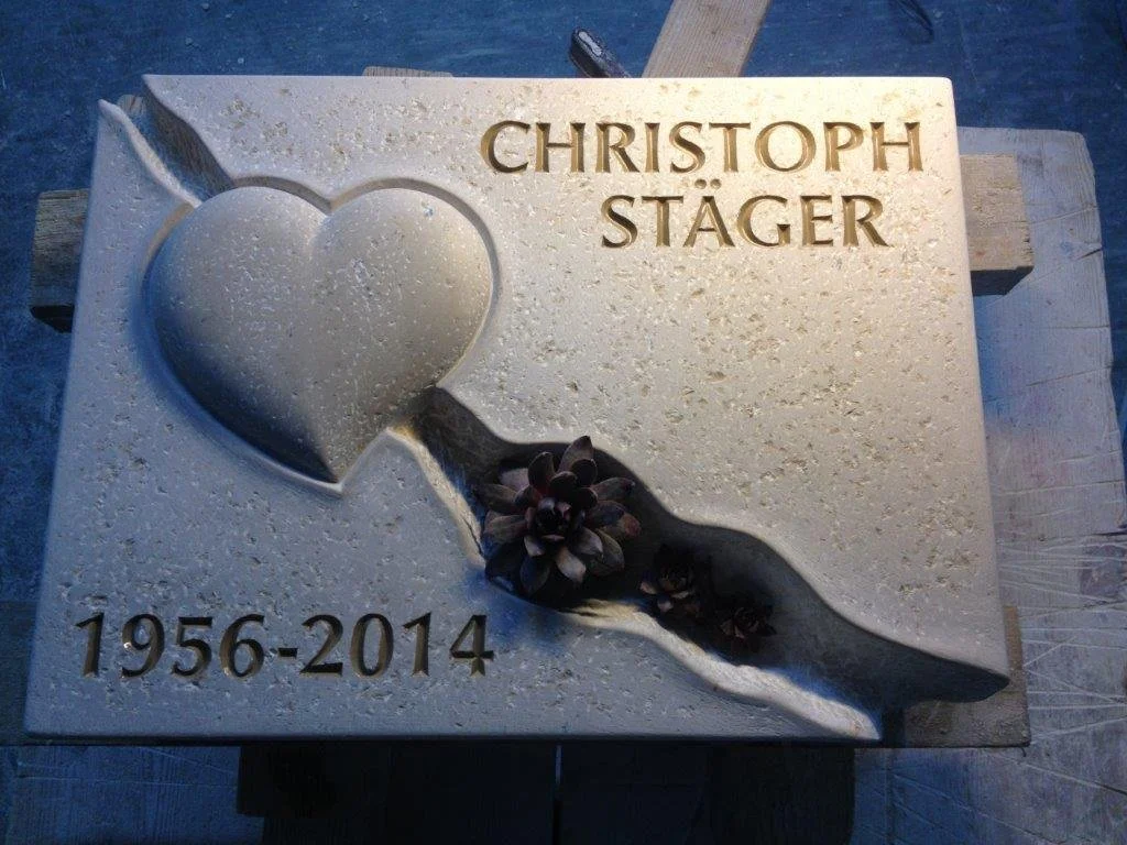 Grabstein mit Herz und Blume, mit Namen Christoph Stäger und den Jahren 1956-2014.