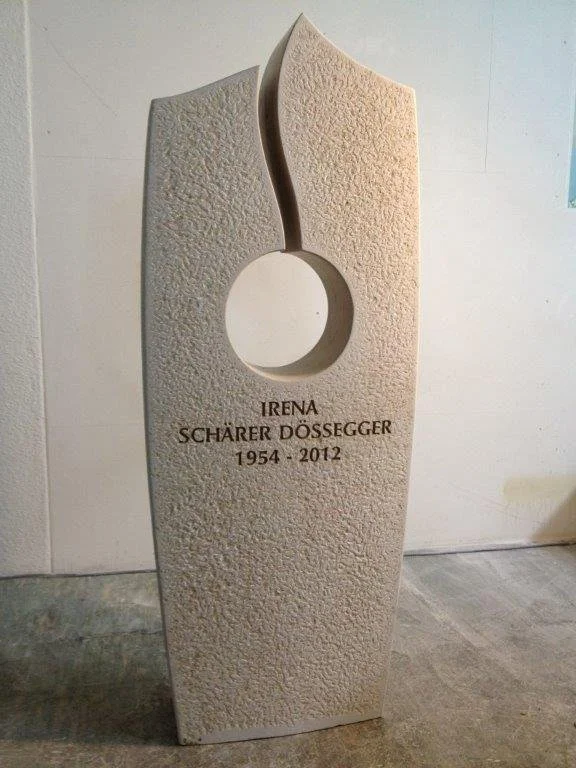 Grabstein mit Name, Datum und Steinmetzinformationen