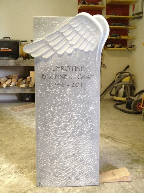 Stein mit Engel Flügel und Gravur für Christine Brunner-Graf, 1948-2011.