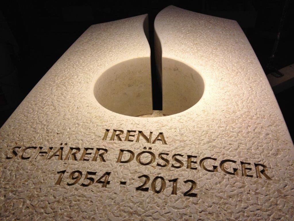 Steinplatte mit Gravur, die den Namen Irena Schärer Döseggger, 1954-2012, zeigt.