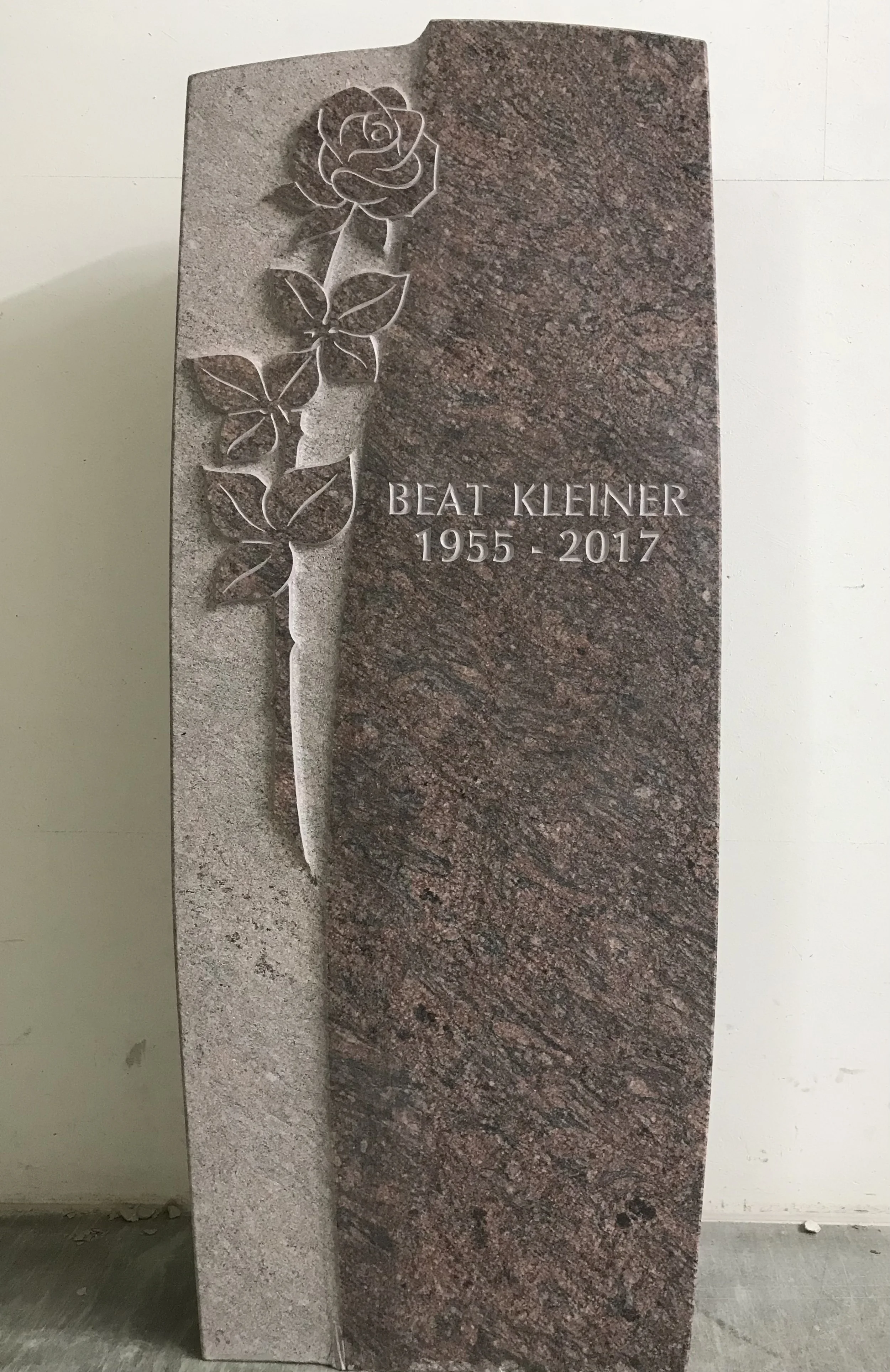 Grabstein mit Rose und Blättern, mit der Inschrift: BEAT KLEINER 1955-2017