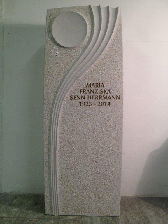 Gräberstein mit Name Maria Franziska Senn Herrmann, Geburtsjahr 1923, Sterbejahr 2014, gestaltet mit modernen Linien und einer kreisförmigen Vertiefung am oberen Rand.