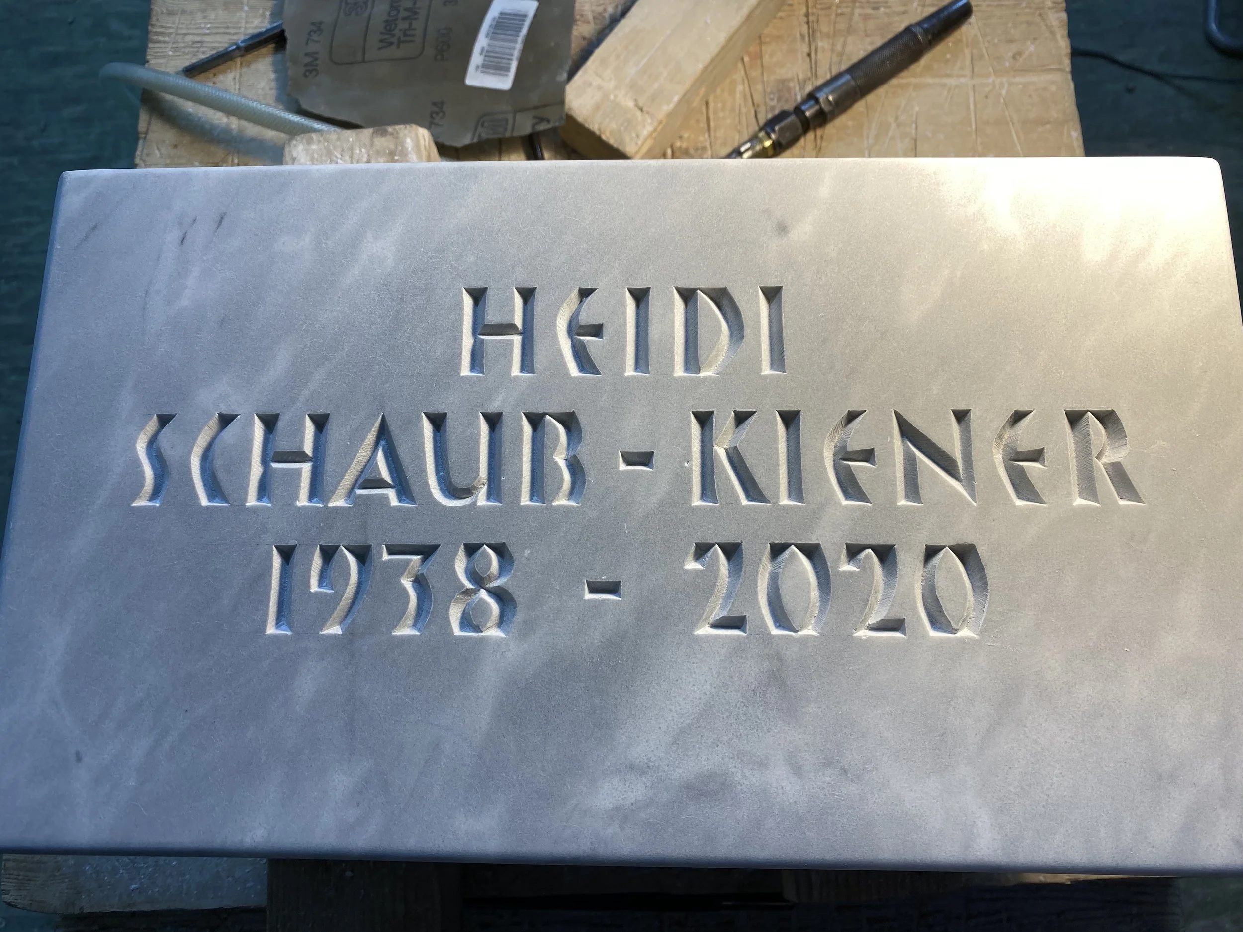Ein gravierter Metallblock mit der Aufschrift 'HEIDI SCHAUB-KIENER 1938-2020'.
