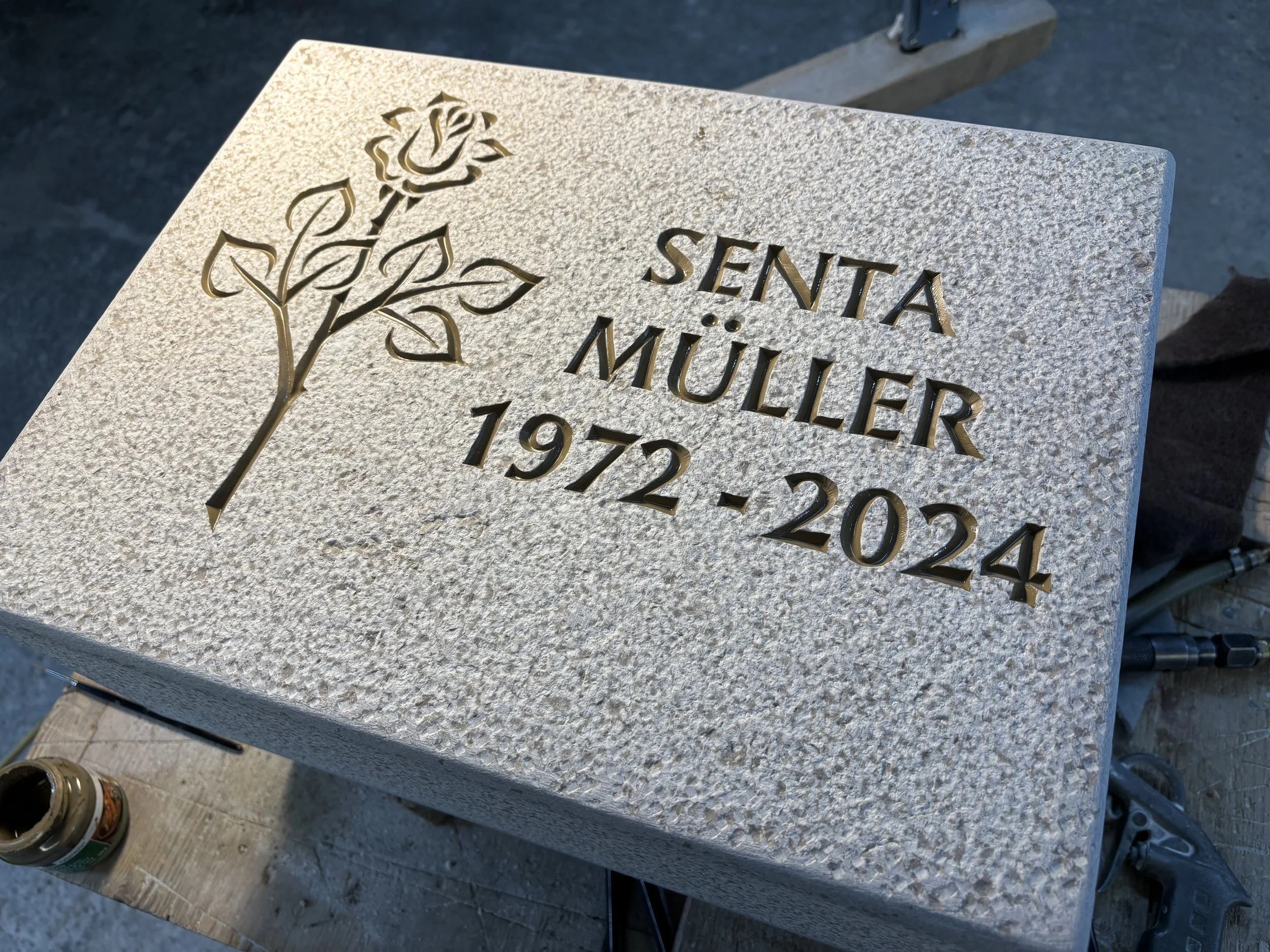 Gedenktafel mit Gravur einer Rose und den Namen 'SENTA MÜLLER' sowie den Jahren 1972-2024.