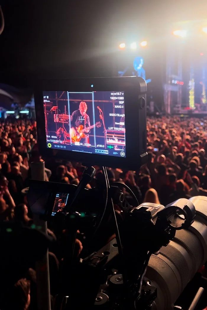 DDT Wondersalā: skats uz skatuvi un lielajiem ekrāniem