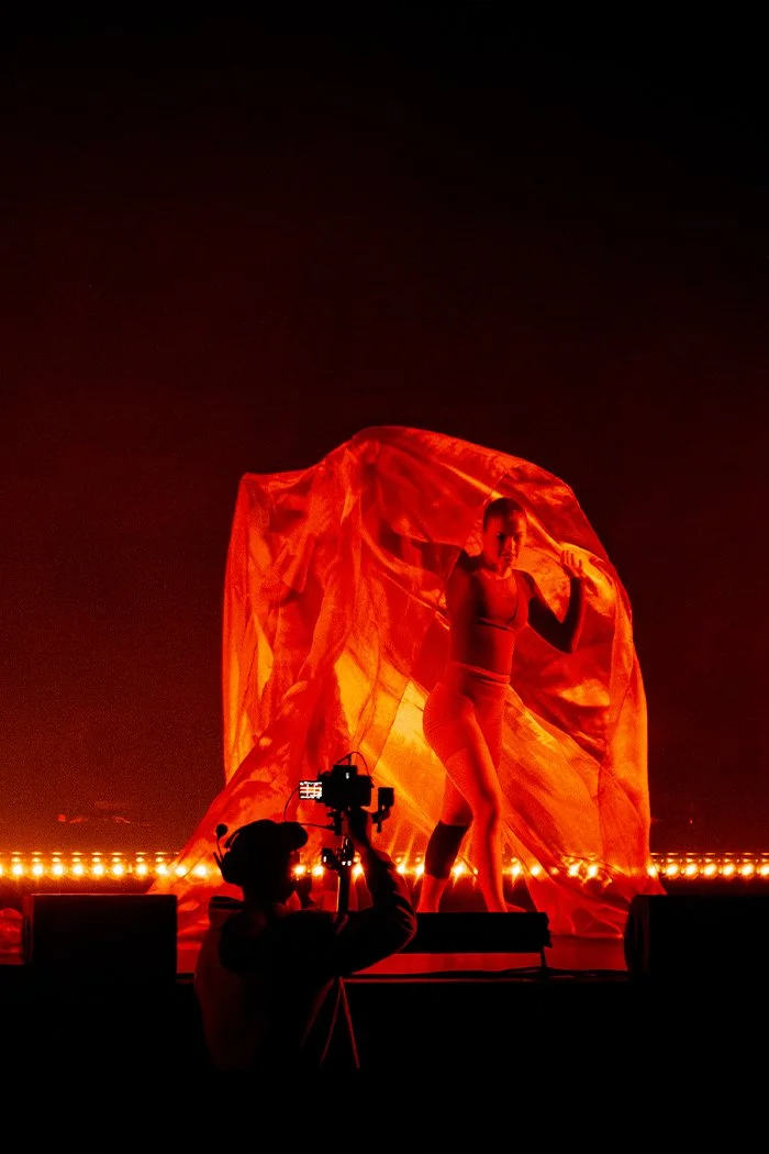 Upload Event: režijas darba vieta ar monitoriem un operatoriem