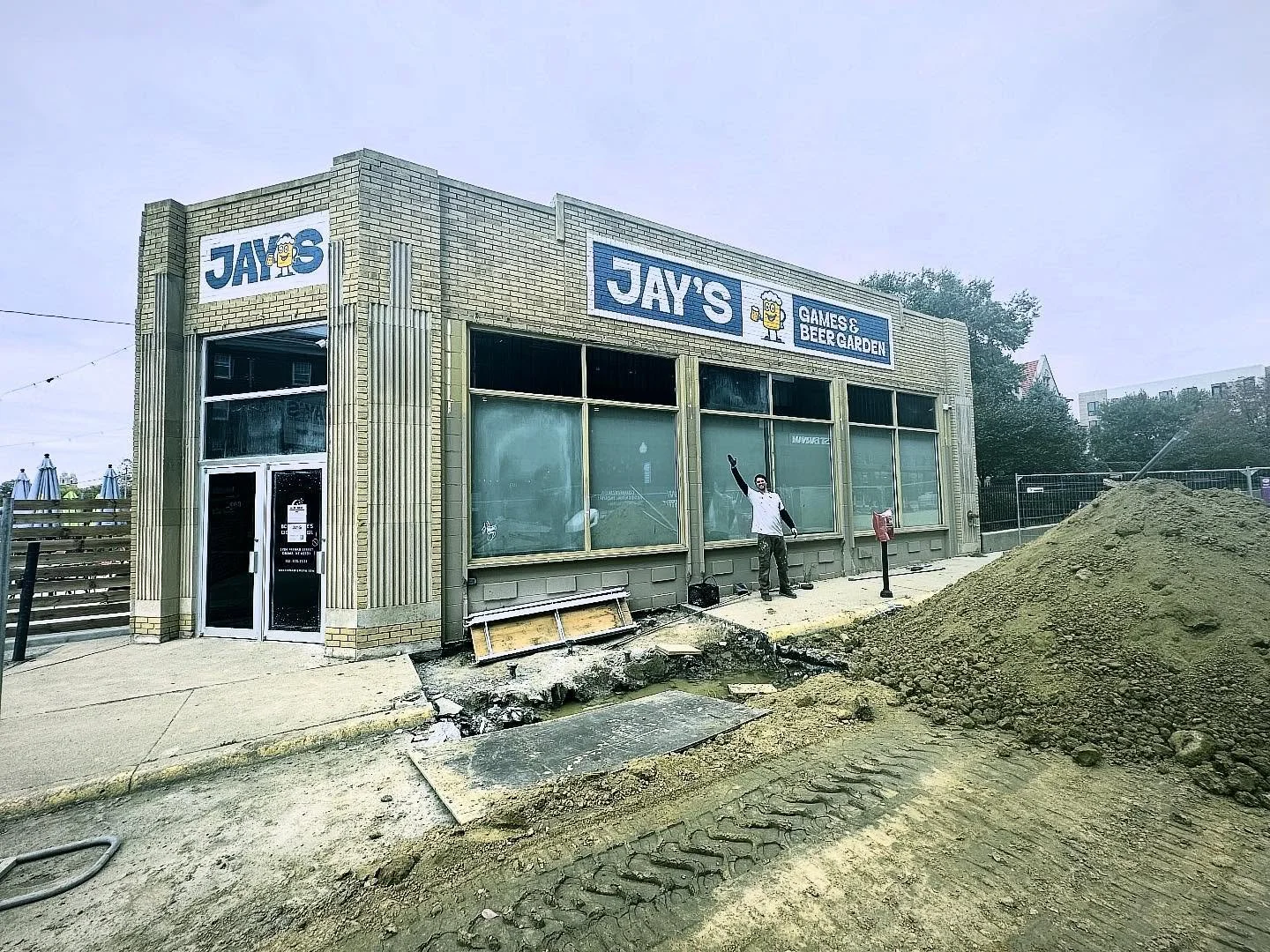 Fresh paint by the pro in frame&mdash;thanks for the excellent job! @arborstreetstudios 

#JaysBlackstone #BlackstoneDistrict #Omaha #HandPainted