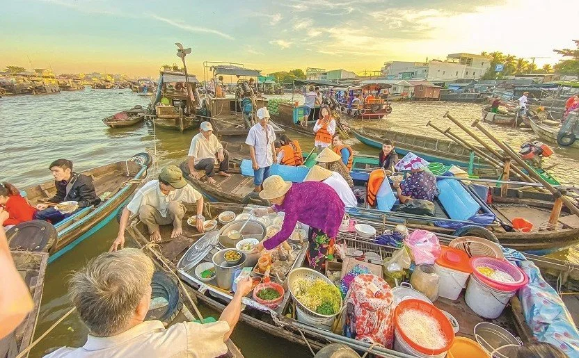 Mekong Delta floating market.jpg