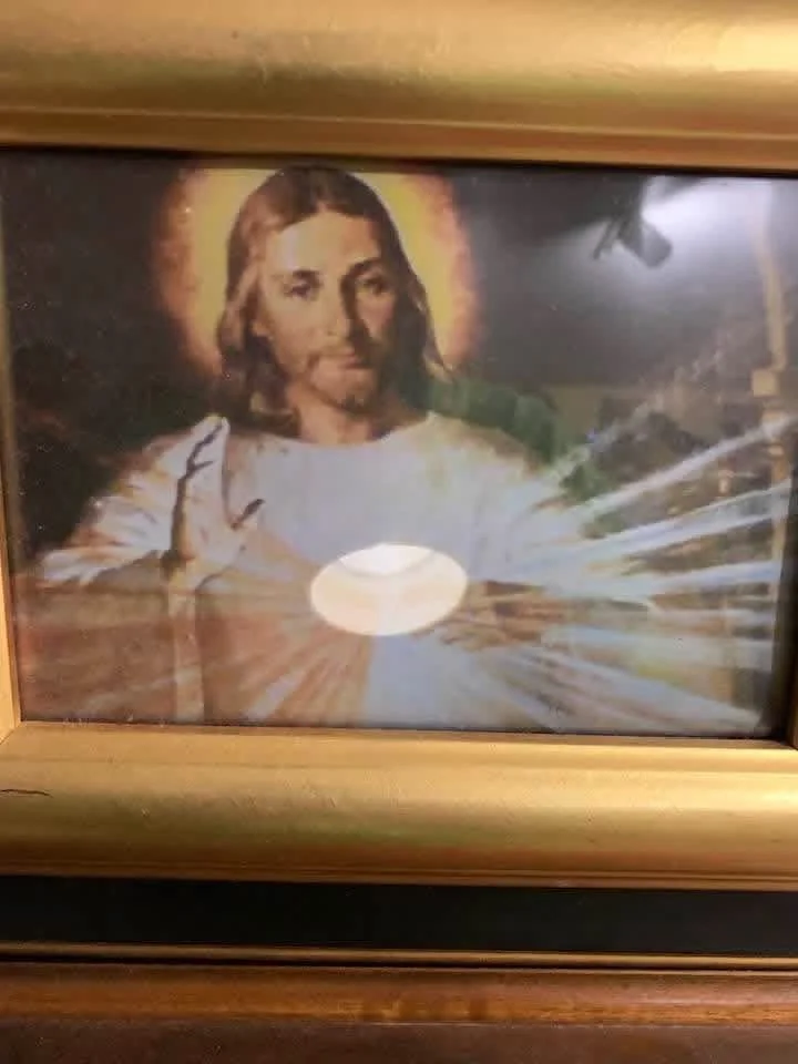 BIG HOST AT THE BREAST ON THE IMAGE OF THE DIVINE MERCY 