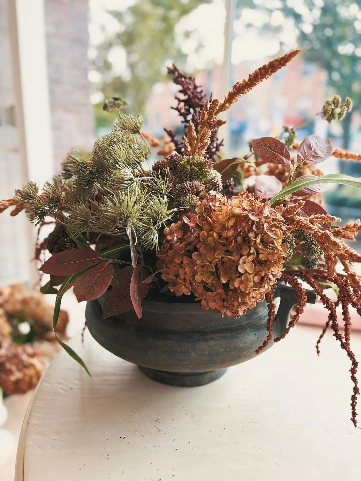 Thanks to @homesmithhouse for working with me to put together this perfect arrangement for my client that will become the focal point on their dining table. 

Something that speaks to the interior vision we&rsquo;ve implemented in their home. Somethi