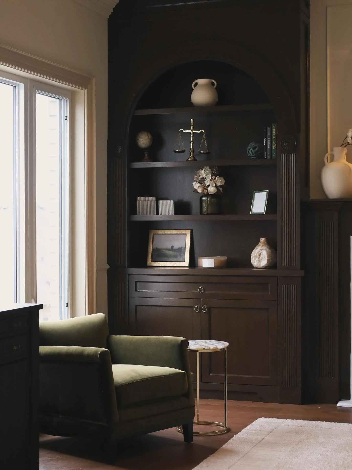 ✨ This is one of my favorite pieces that I have custom designd ✨

This piece is the perfect blend of bold, timeless, and elegant. 

From the handcrafted arch to the etched detailing, every inch of the millwork was thoughtfully designed. 

Even the ha