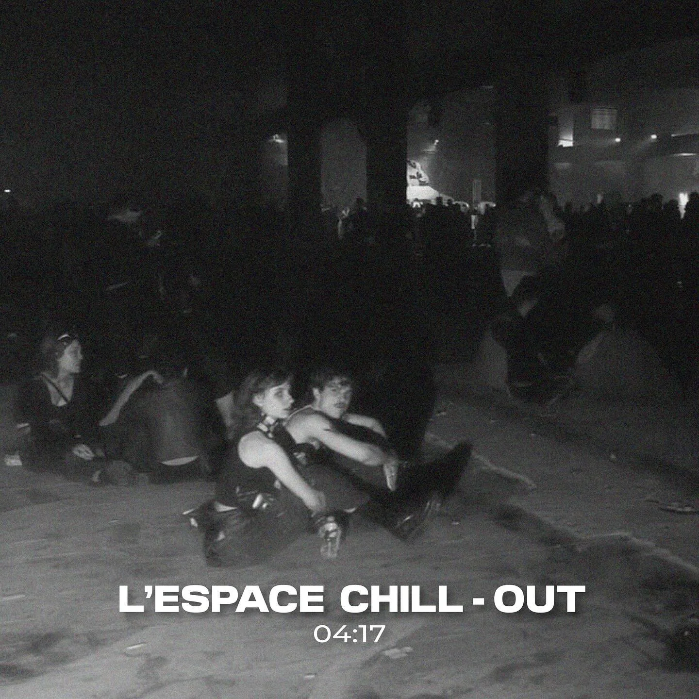 [L&rsquo;ESPACE CHILL-OUT - 04:17] - Les pauses en soir&eacute;e, bien plus qu&rsquo;un simple break 🌬️

Un moment de recul pour se poser &amp; r&eacute;fl&eacute;chir avant de repartir de plus belle ! 

On repose nos pieds 👀 ? 

#warehouse #techno