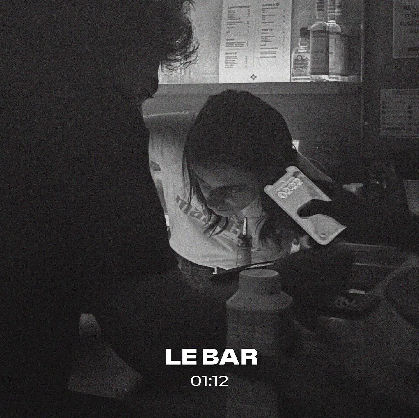 [LE BAR - 01:12] - On n&rsquo;oublie pas de s&rsquo;hydrater en soir&eacute;e 🫶

Taper du pied, &ccedil;a prend de l&rsquo;&eacute;nergie, alors n&rsquo;oubliez pas de vous hydrater. En vous hydratant, vous choisissez ce qui vous nourrit. Un instant